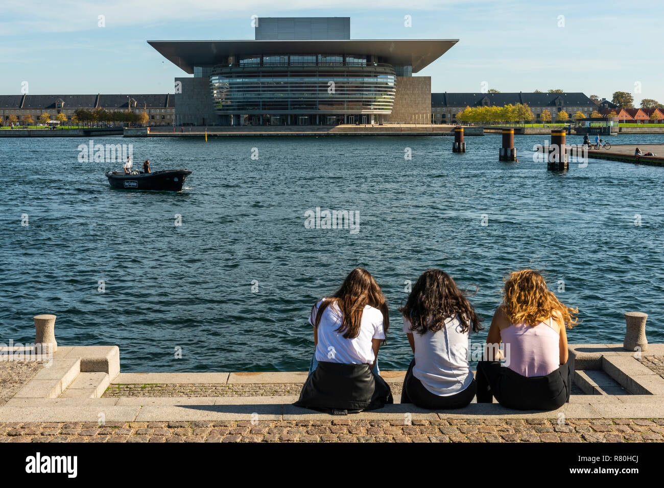 Copenhagen, Danimarca - 18 Settembre 2018: Il Operaen - opera house - di Copenhagen al porto con tre ragazze di fronte. Foto Stock