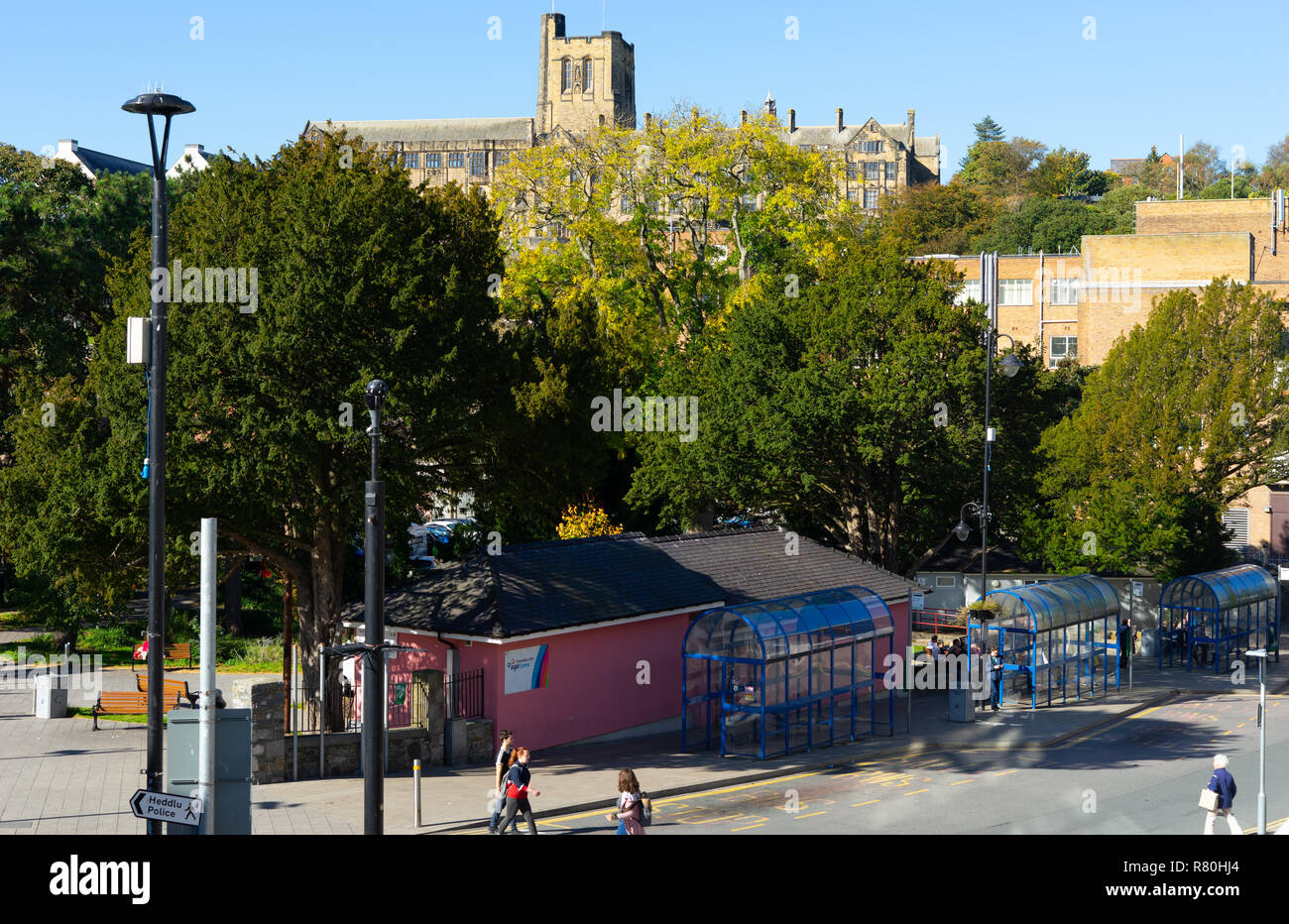 Garth Road a Bangor City Centre, Gwynedd, il Galles del Nord. Università Bangor sulla collina, costruito nel 1907. Immagine presa in ottobre 2018. Foto Stock