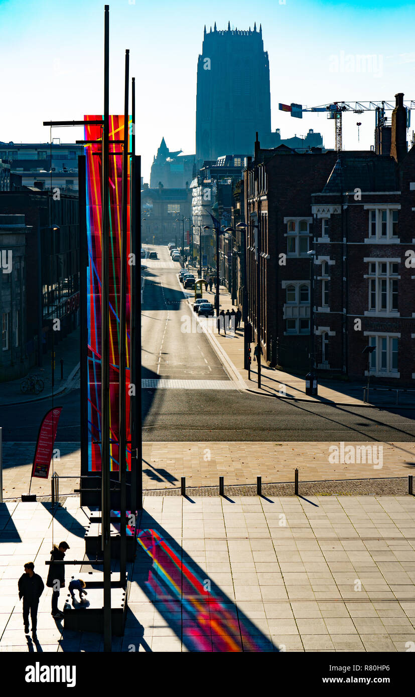 Speranza St, Liverpool guarda verso il alla Cattedrale anglicana, visto dal Metropolita con la Cattedrale. Immagine presa nel novembre 2018. Foto Stock