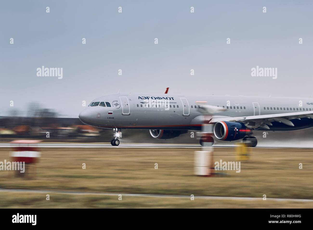 Praga, Repubblica Ceca - 11 dicembre 2018: Aeroflot Airbus A321 durante il decollo in pioggia a Aeroporto di Praga il 11 dicembre 2018. Foto Stock
