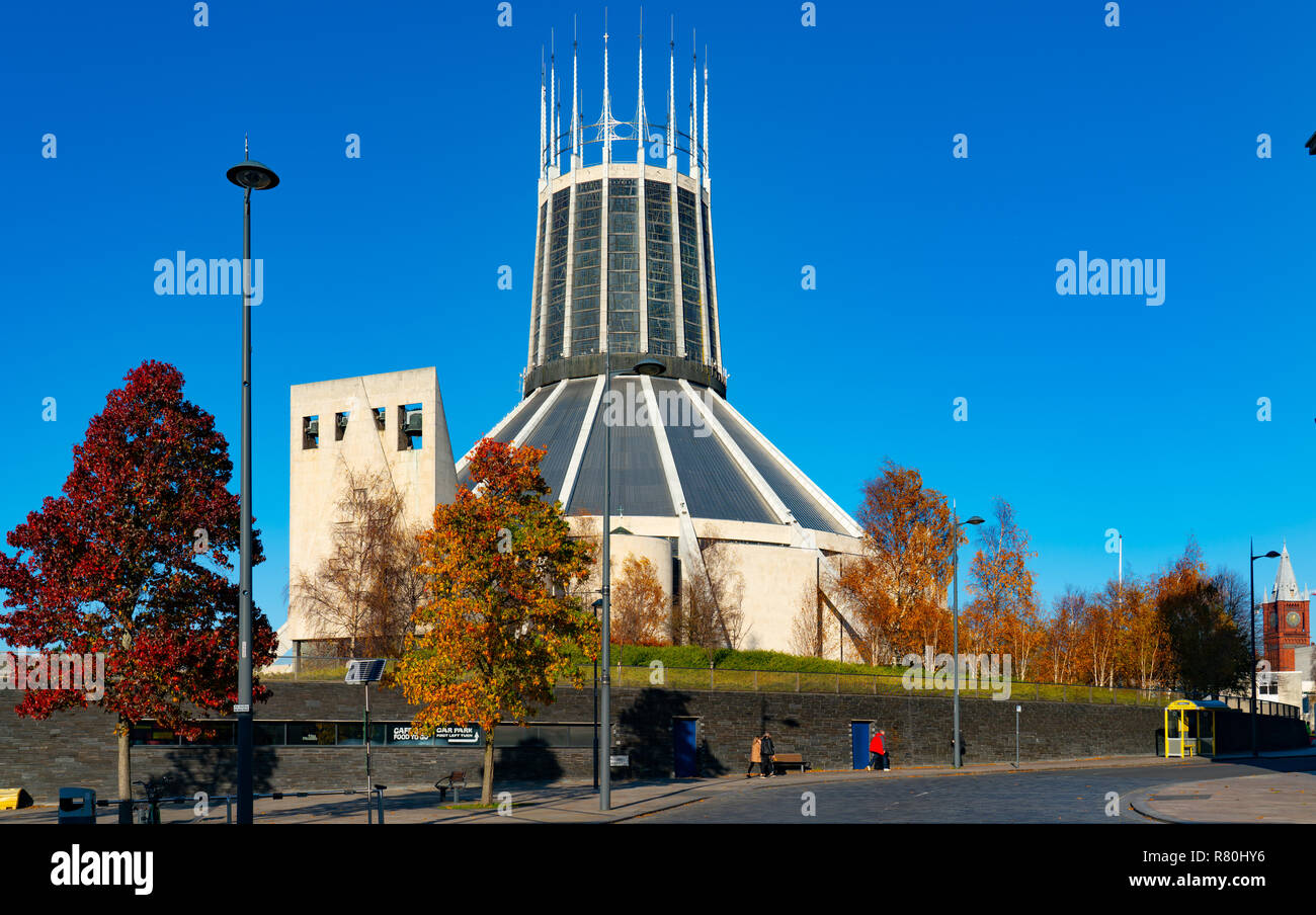 Liverpool con la Cattedrale Metropolitana (Cattolica), noto anche come Paddy's Wigwam, visto dalla speranza Steet. Immagine presa nel novembre 2018. Foto Stock
