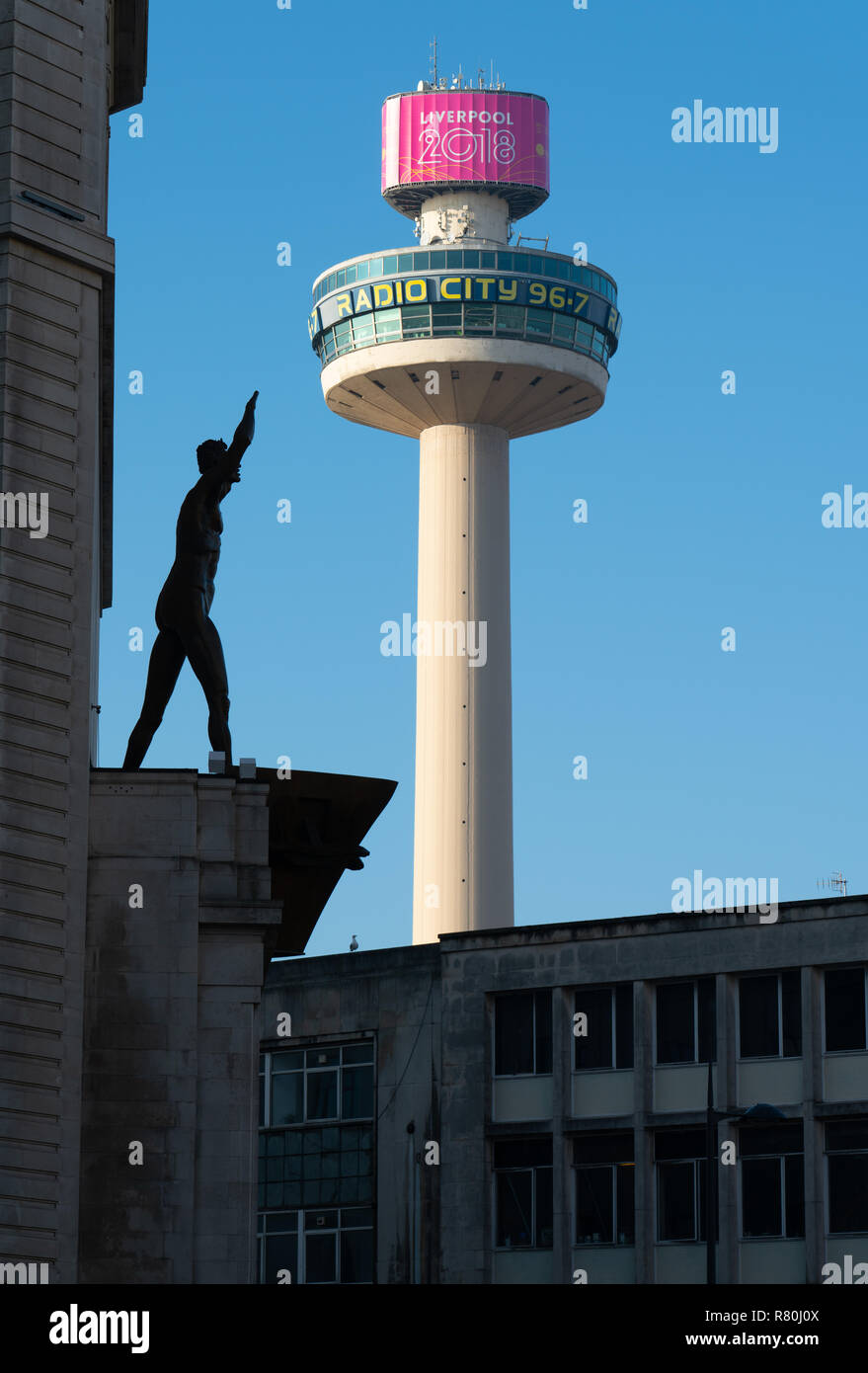 St John's Faro, adesso la Radio City Tower, che domina il centro di Liverpool, Lewis della statua in primo piano. Immagine presa nel novembre 2018. Foto Stock