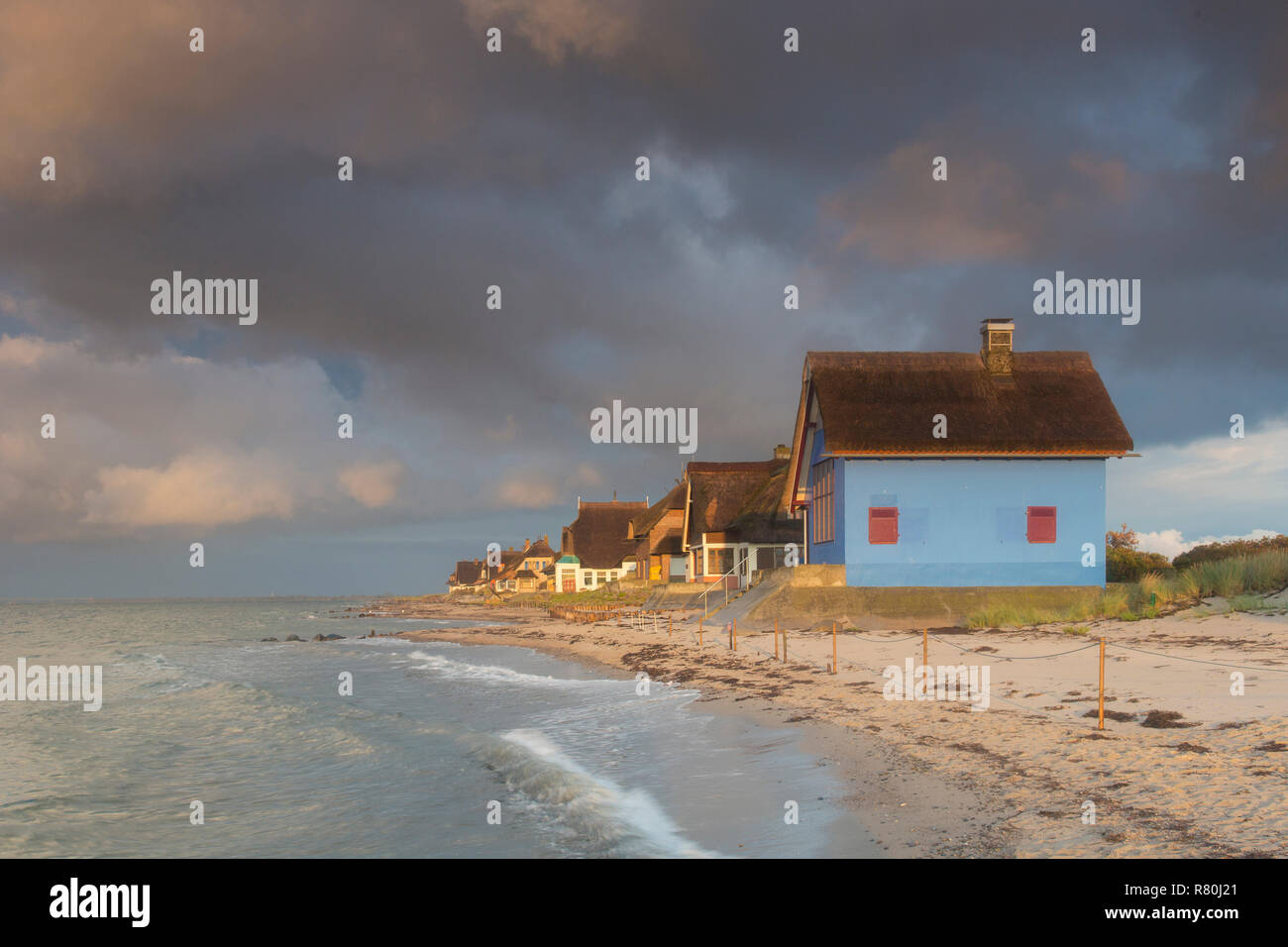 Case sulla penisola Graswarder. Mar Baltico, Heiligenhafen, Schleswig-Holstein, Germania Foto Stock