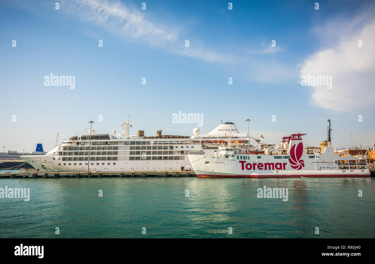 "Toremar' ferry boat e la nave da crociera nel porto di Livorno, Toscana, Italia Foto Stock