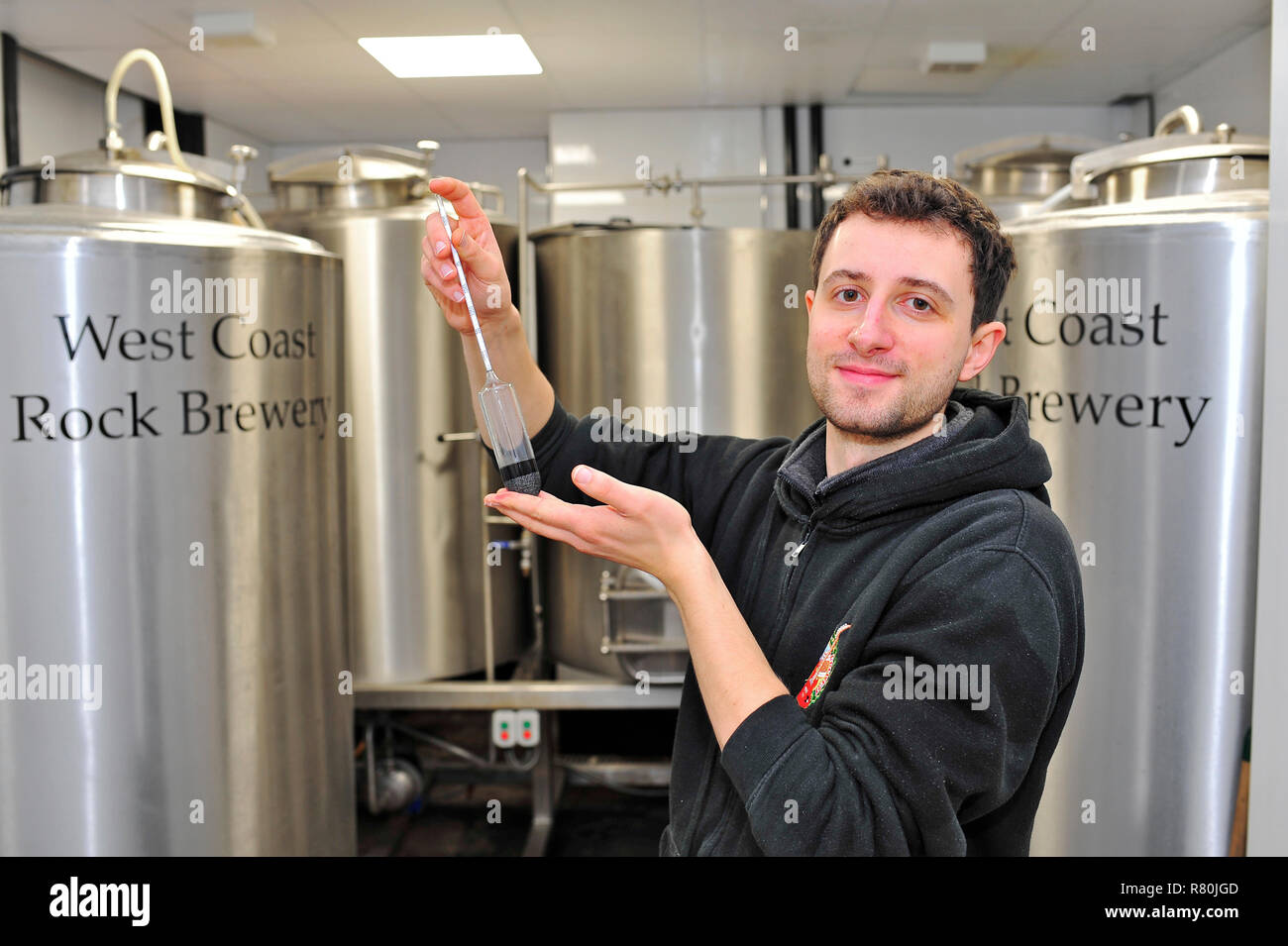 Il birraio holding areometro a West Coast Rock micro birreria attaccata alla camera Brew pub,Blackpool Foto Stock