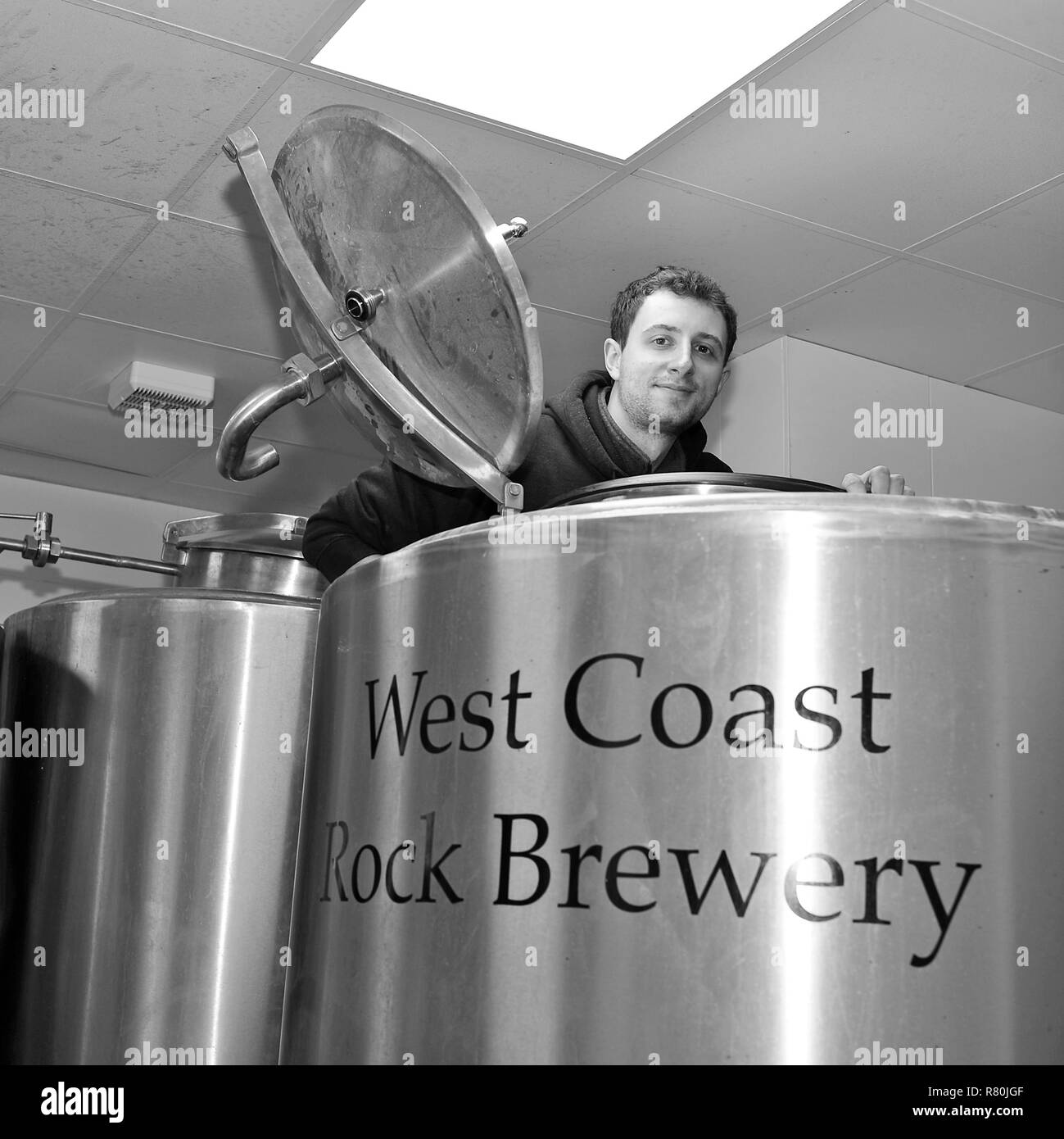 Il birraio e controllo del recipiente di fermentazione a West Coast Rock micro birreria attaccata alla camera Brew pub,Blackpool Foto Stock