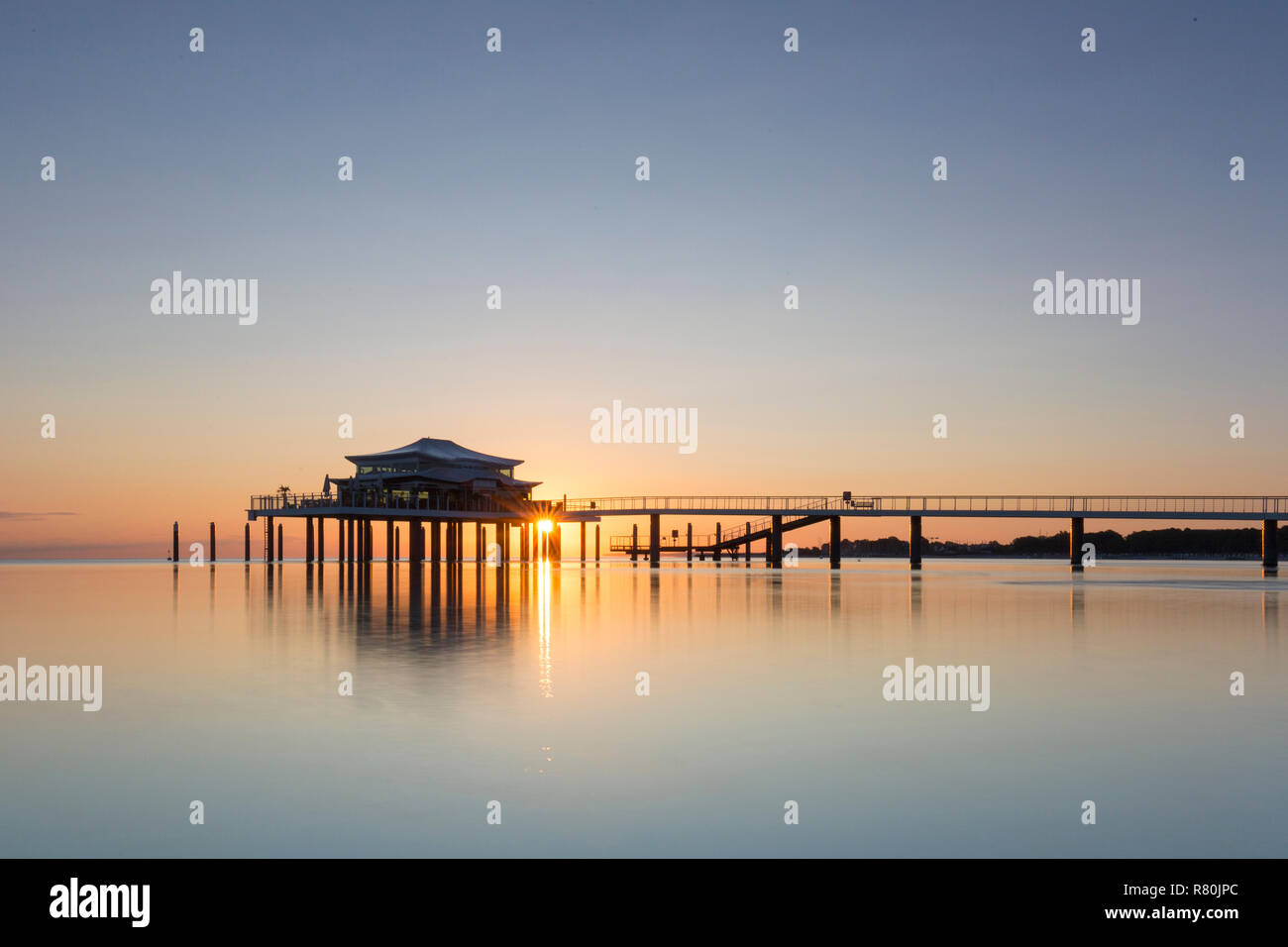 Seabridge con ristorante al tramonto. Timmendorfer Strand, Schleswig-Holstein, Germania Foto Stock