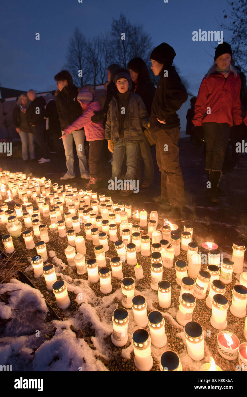 La gente la luce sul giorno di tutti i Santi al cimitero, Uppsala, Svezia  Foto stock - Alamy