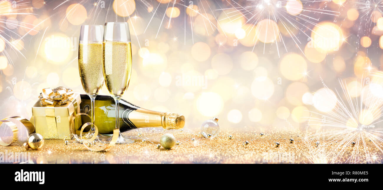Nuovo anno celebrazione con Champagne e decorazione lucido Foto Stock