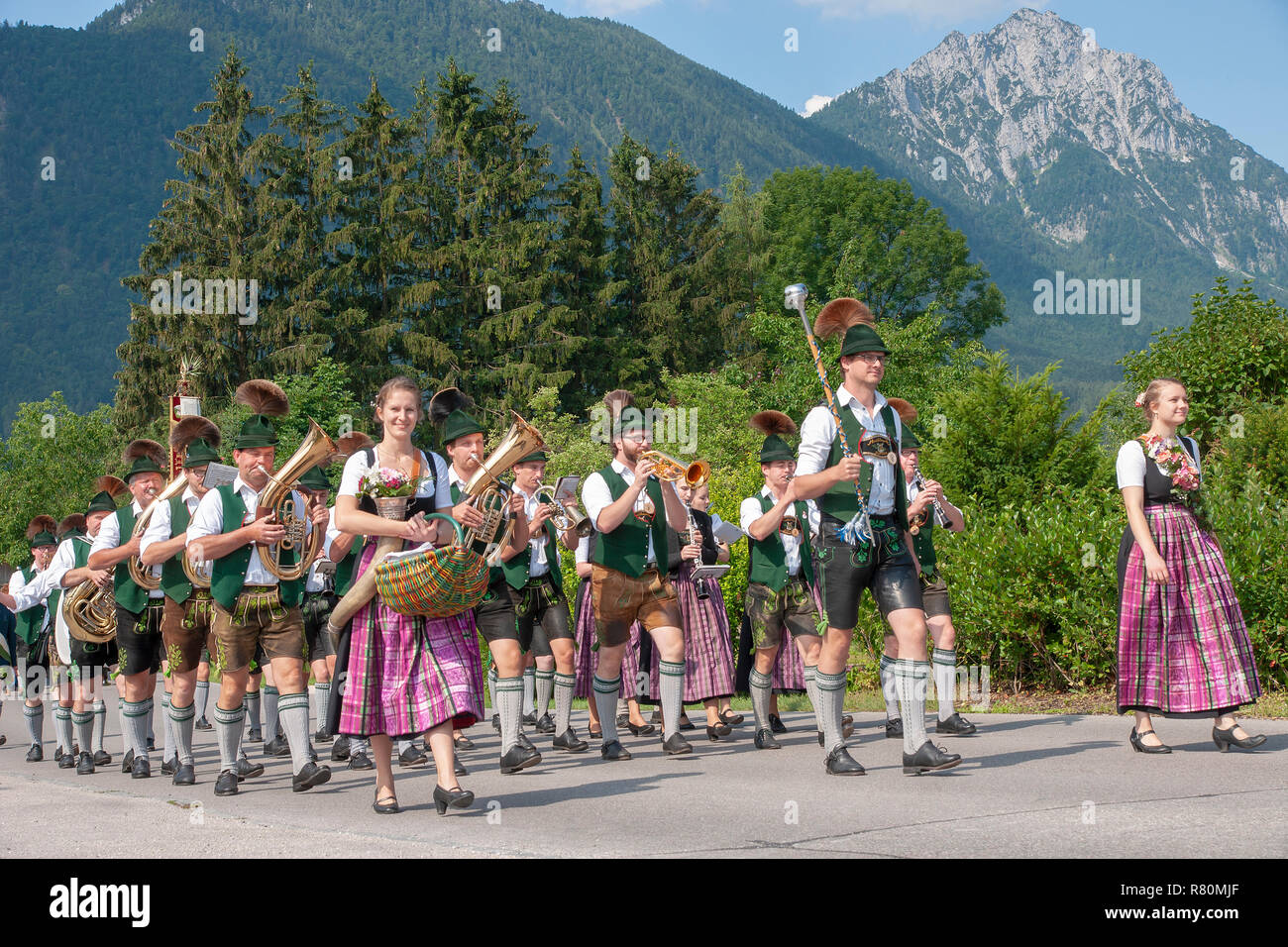 Tradizionali bavaresi brass band marching. Berchtesgadener Land, Rupertiwinkel, Alta Baviera, Germania Foto Stock