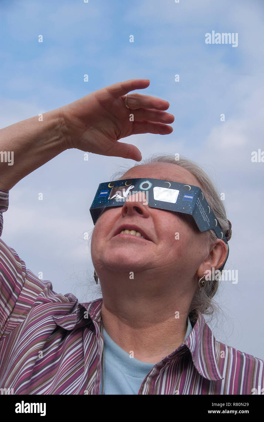 Donna guardando le eclissi di sole con l aiuto di energia solare di occhiali per visione. La Baviera, Germania Foto Stock