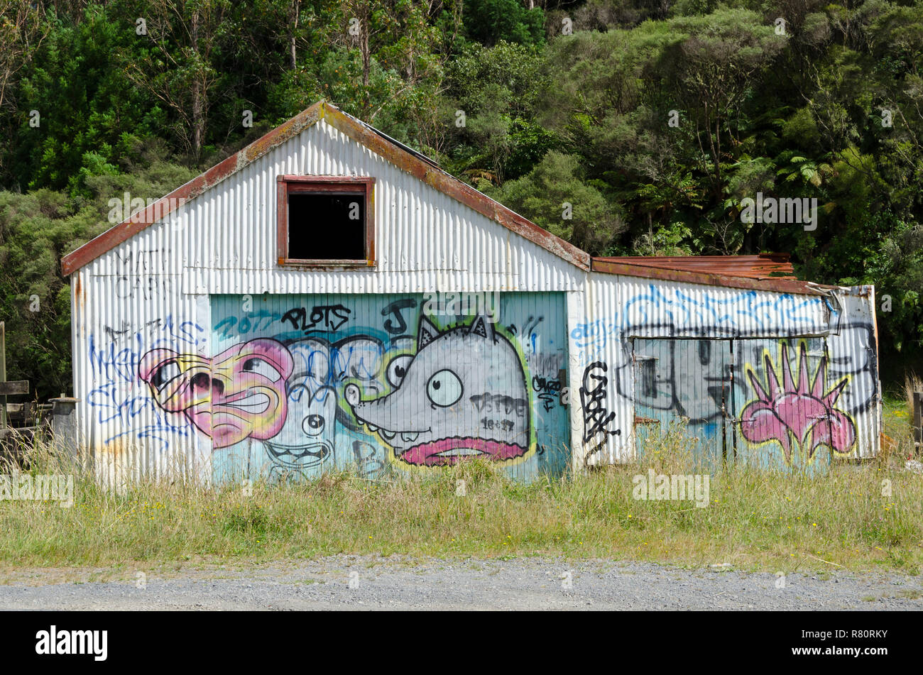 Graffiti sul fienile abbandonati, Mount Messenger, Taranaki, Isola del nord, Nuova Zelanda Foto Stock