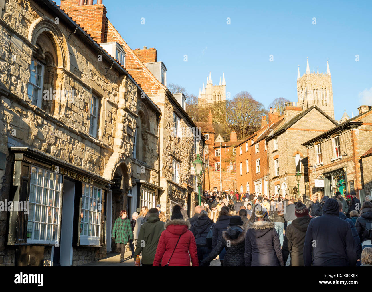 Una folla di gente che salendo ripida collina a Lincoln Mercatino di Natale, Lincolnshire, England, Regno Unito Foto Stock