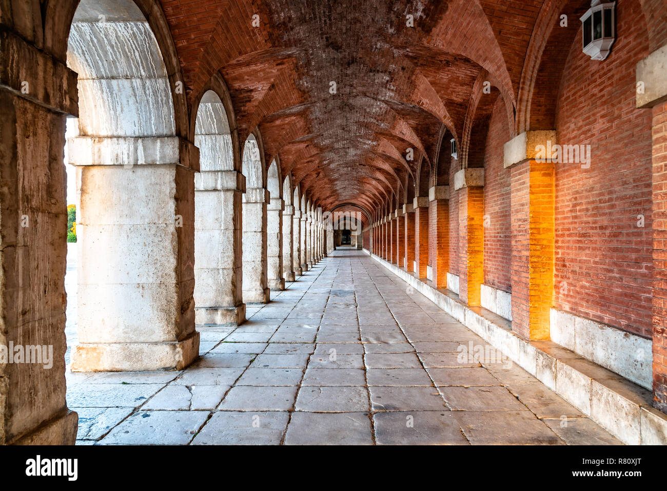 Arcade nel Palazzo Reale di Aranjuez, Madrid. Punto di fuga, prospettiva Foto Stock