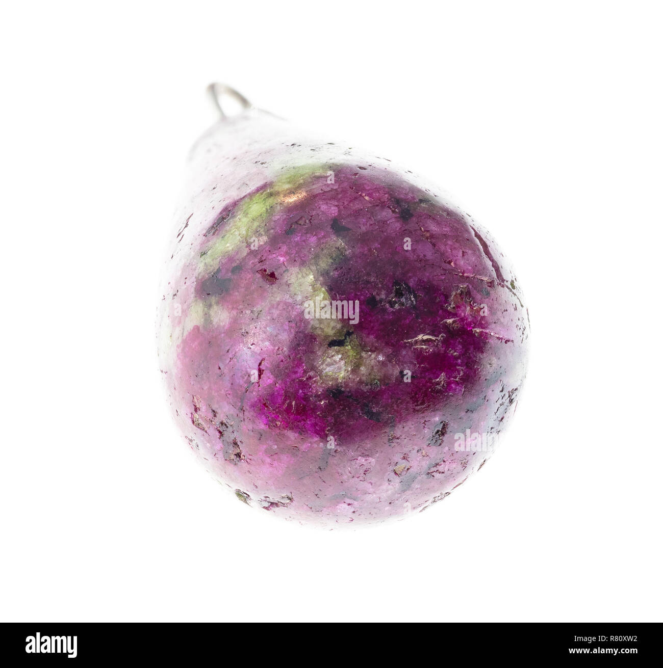 La fotografia macro di naturale minerale da collezione geologica - burattati zoisite (anyolite) cabochon su sfondo bianco Foto Stock