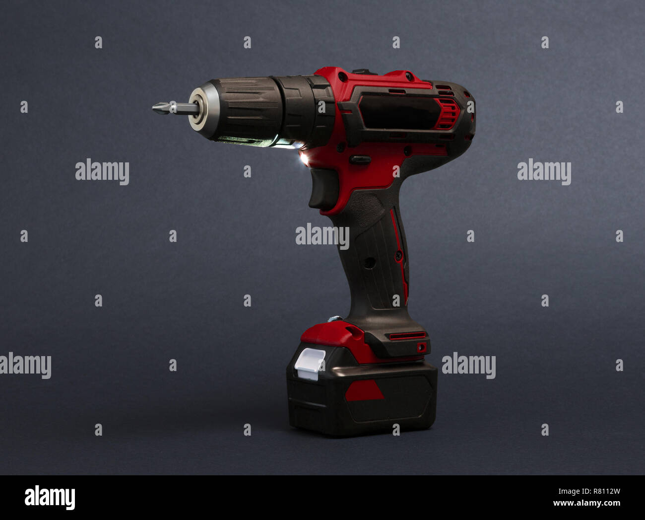 Giraviti a batteria o alimentazione di trapanare isolata su uno sfondo nero Foto Stock