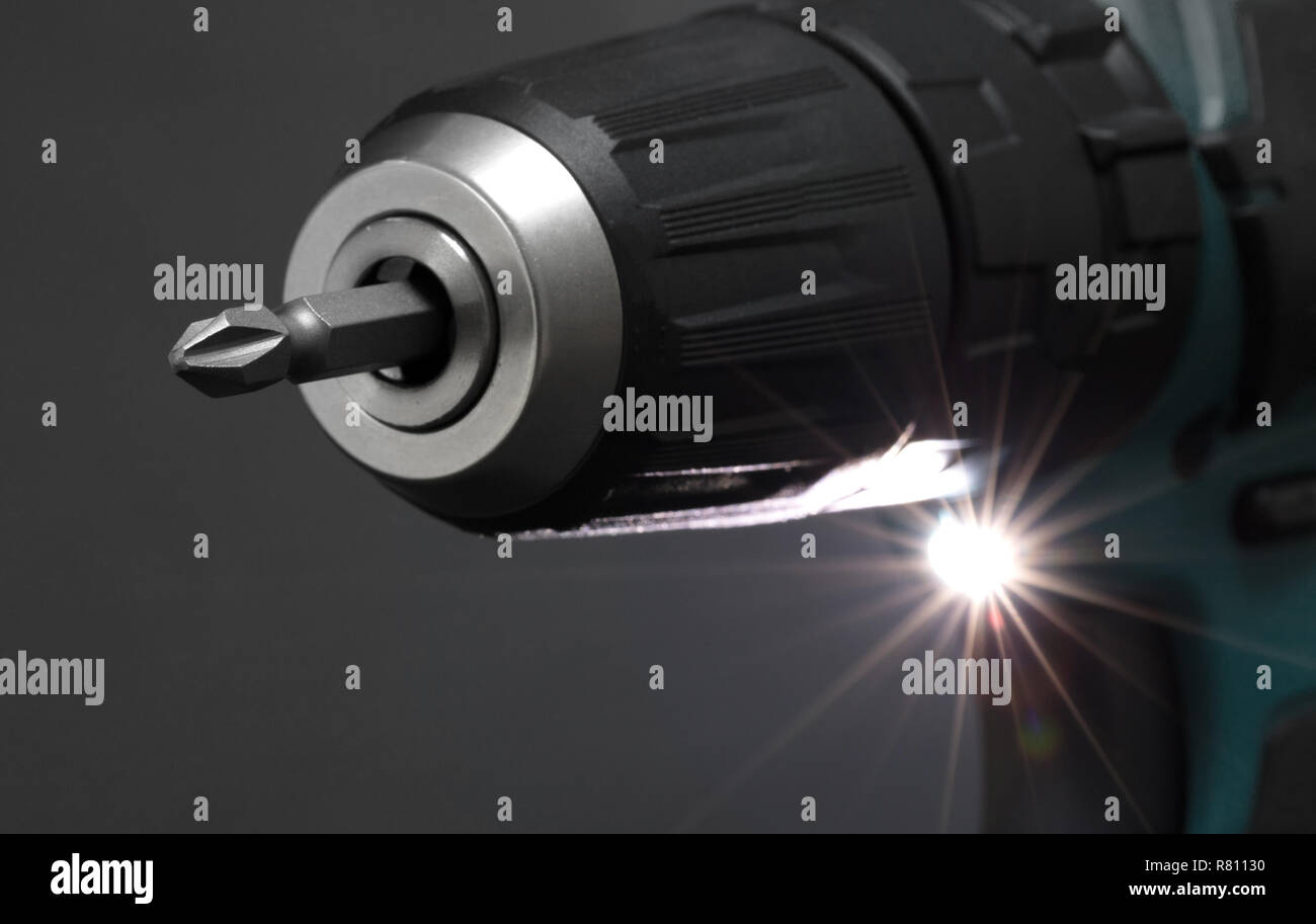 Giraviti a batteria o alimentazione di trapanare isolata su uno sfondo nero Foto Stock