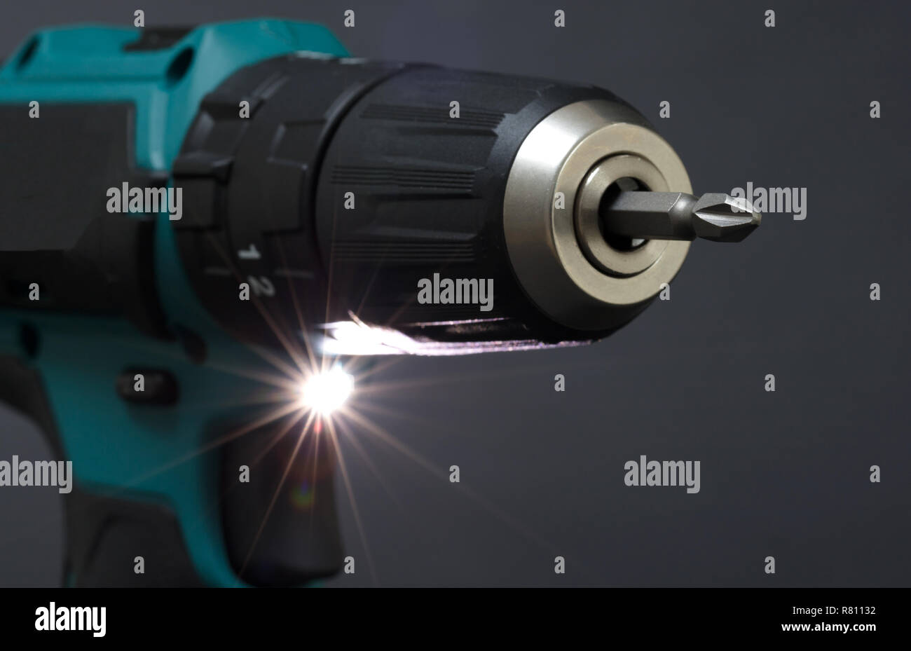 Giraviti a batteria o alimentazione di trapanare isolata su uno sfondo nero Foto Stock