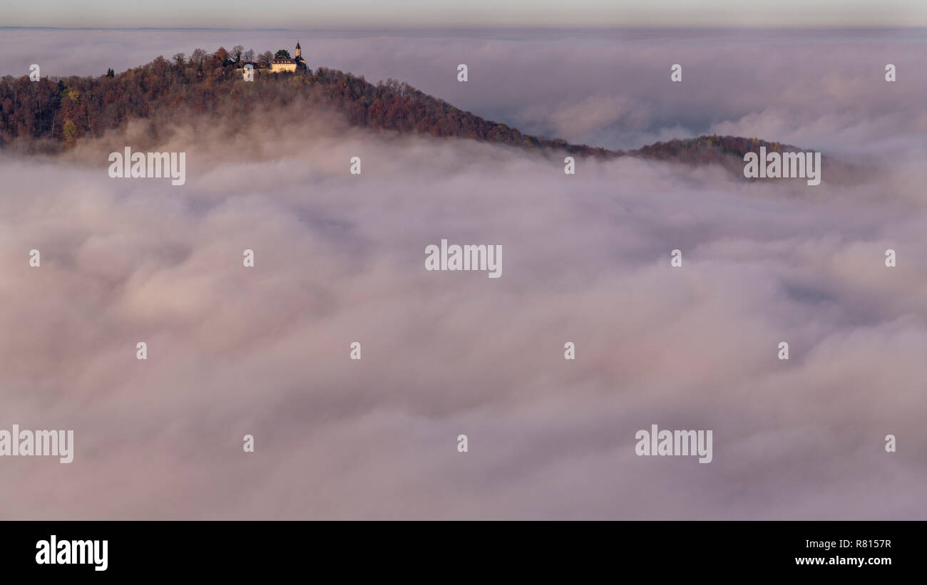 La nebbia, Teck Castle sopra le nuvole, area della biosfera Svevo, Baden-Württemberg, Germania Foto Stock