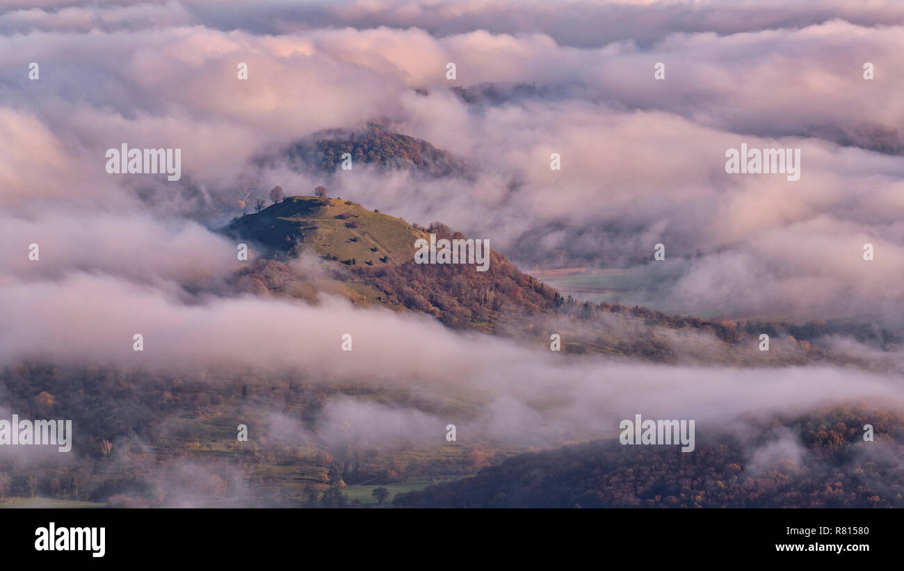 Nebbia e nuvole a Alb Eaves, mountain Limburg, Alb foreland, area della biosfera Svevo, Baden-Württemberg, Germania Foto Stock
