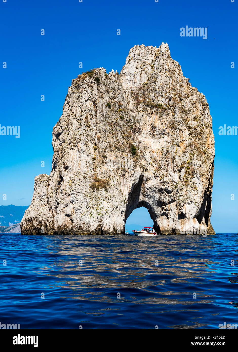 Gate di roccia nel mare, Punta di Tragara, Faraglioni, Capri e il golfo di Napoli, campania, Italy Foto Stock