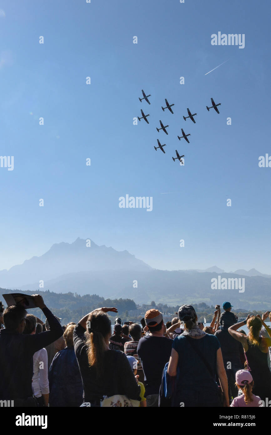 Gli spettatori presso Air Show, Pilatus PC-7, dell'aria e dello spazio di giorni, Lucerna, Svizzera Foto Stock