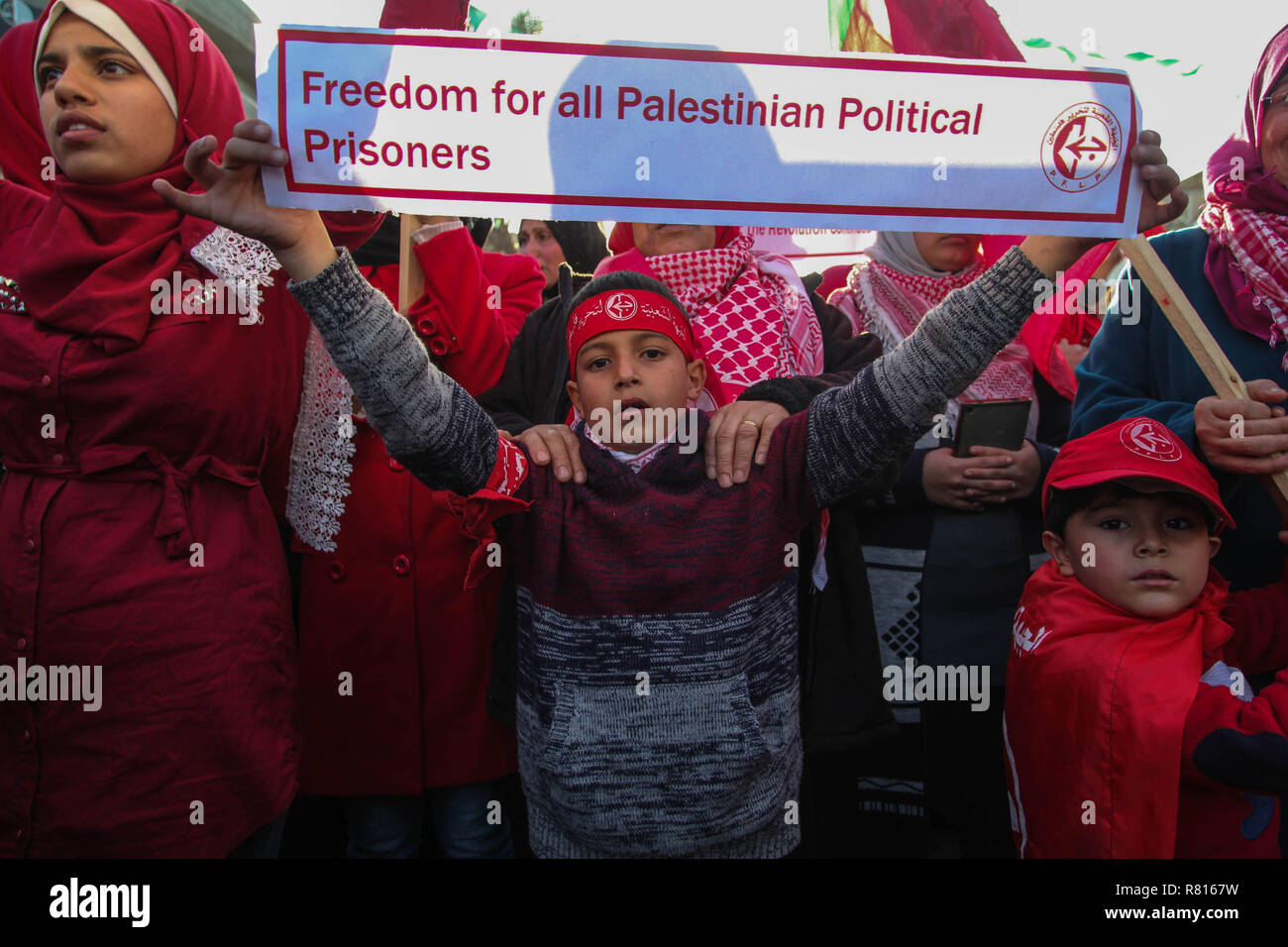 La striscia di Gaza, la Palestina. Undicesimo Dec, 2018. Sostenitori palestinesi del Fronte Popolare per la liberazione della Palestina (PFLP) prendere parte nel corso di una manifestazione che segna il 51º anniversario della fondazione della (PFLP) di Beit Hanoun nella striscia di Gaza settentrionale della città. Credito: Ramez Habboub/Pacific Press/Alamy Live News Foto Stock