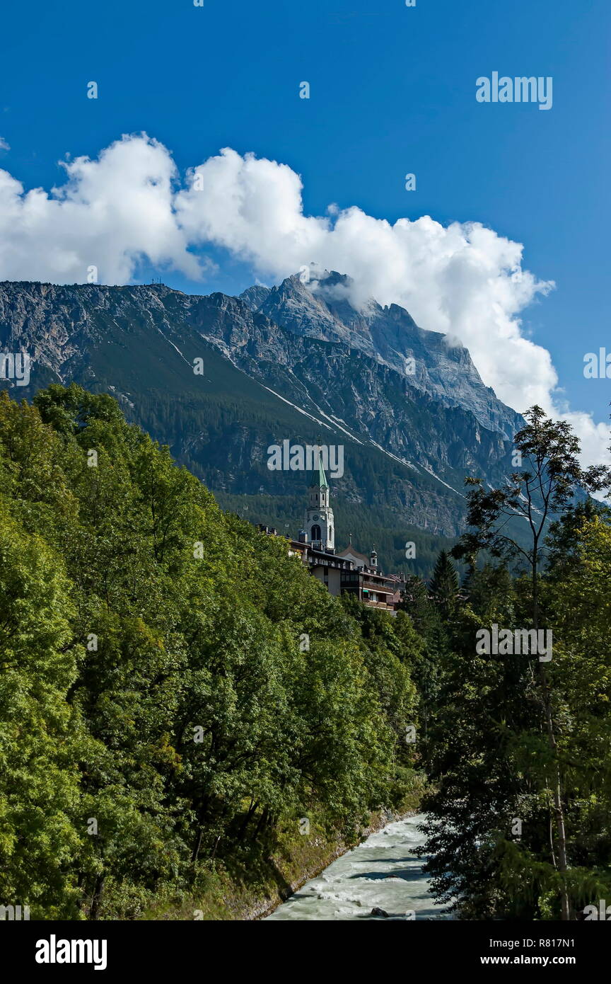 Cortina d'Ampezzo resort città in Alpi dolomitiche, Italia Foto Stock