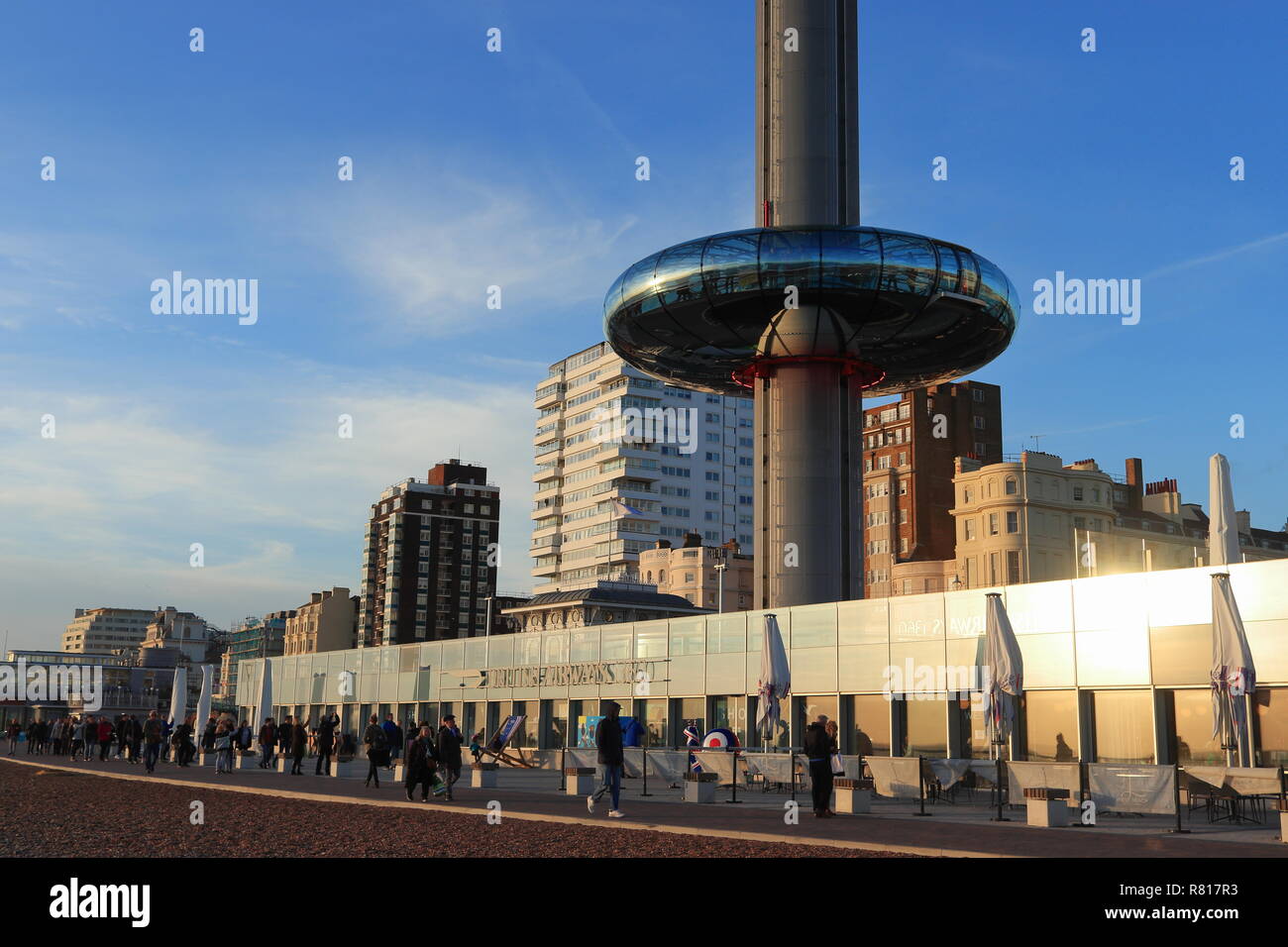 BRIGHTON, East Sussex, England, Regno Unito - 13 novembre 2018: British Airways i360 torre di osservazione, situato sul lungomare di Brighton, al tramonto. Foto Stock
