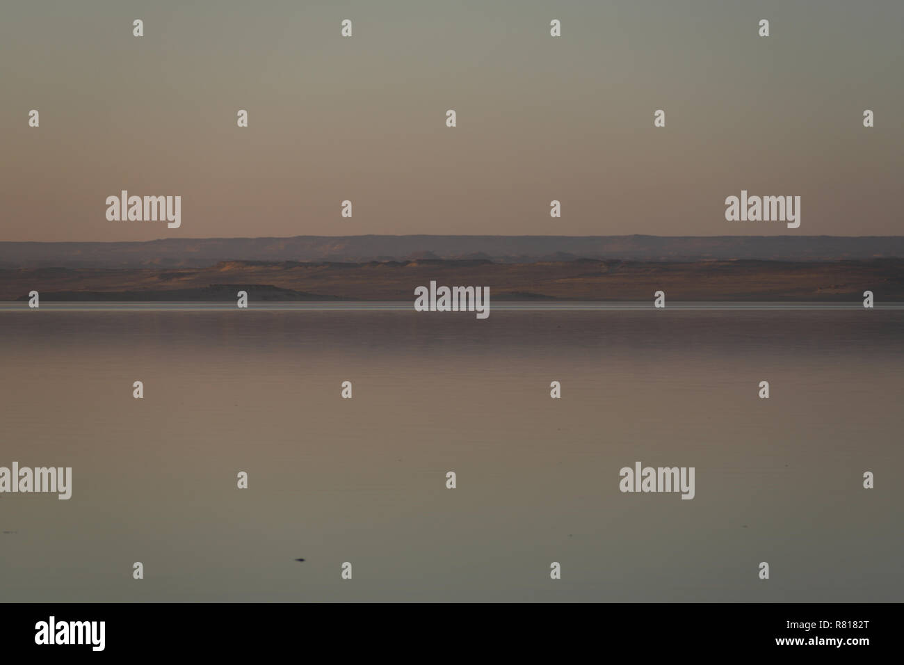 Lago Qarun al tramonto e il deserto Foto Stock