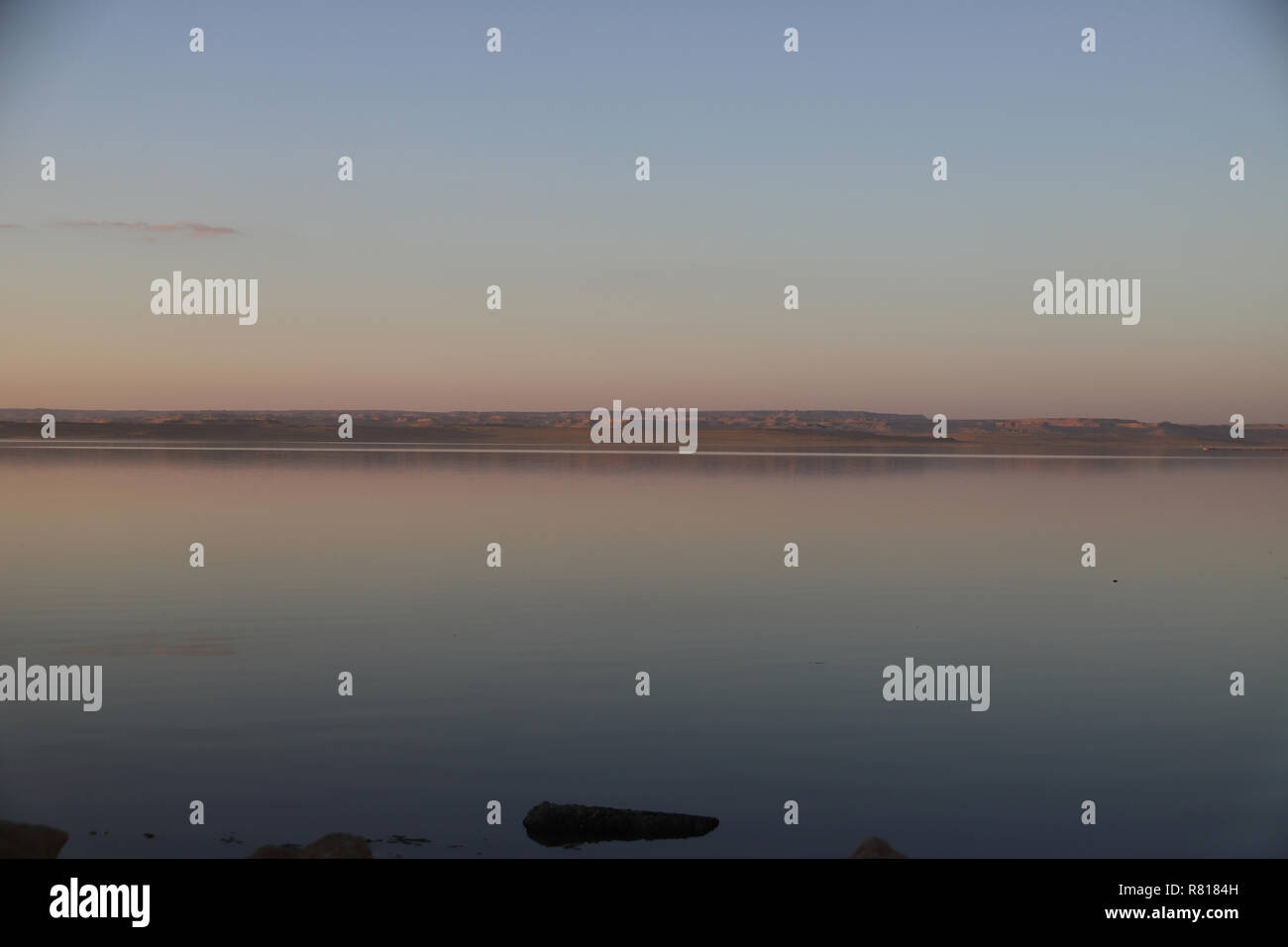 Lago Qarun al tramonto e il deserto Foto Stock