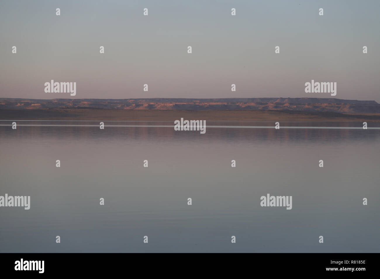 Lago Qarun al tramonto e il deserto Foto Stock