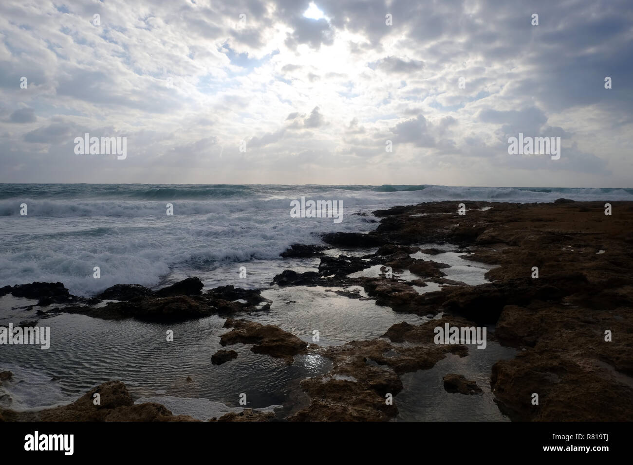 Paesaggio con bel tramonto sul mare con pietre in mare e le nuvole in cielo il giorno di estate Foto Stock