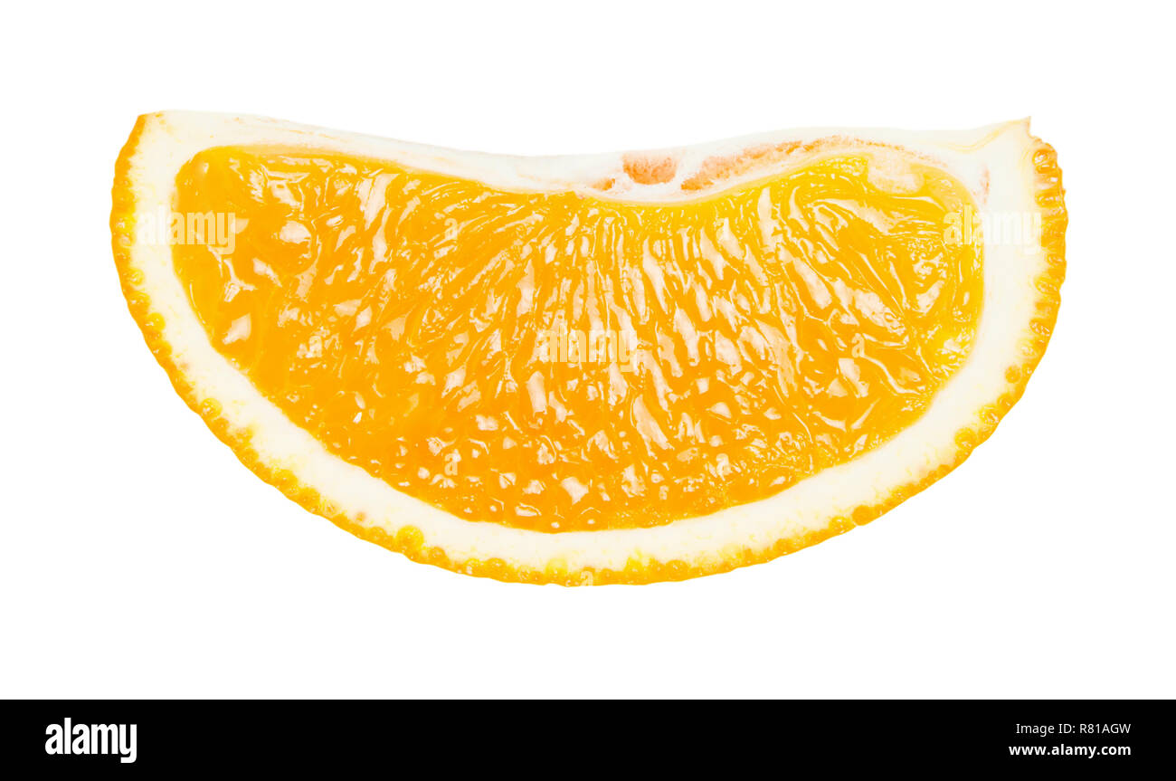 Arancione. Arance mature in un taglio isolato su sfondo bianco Foto Stock