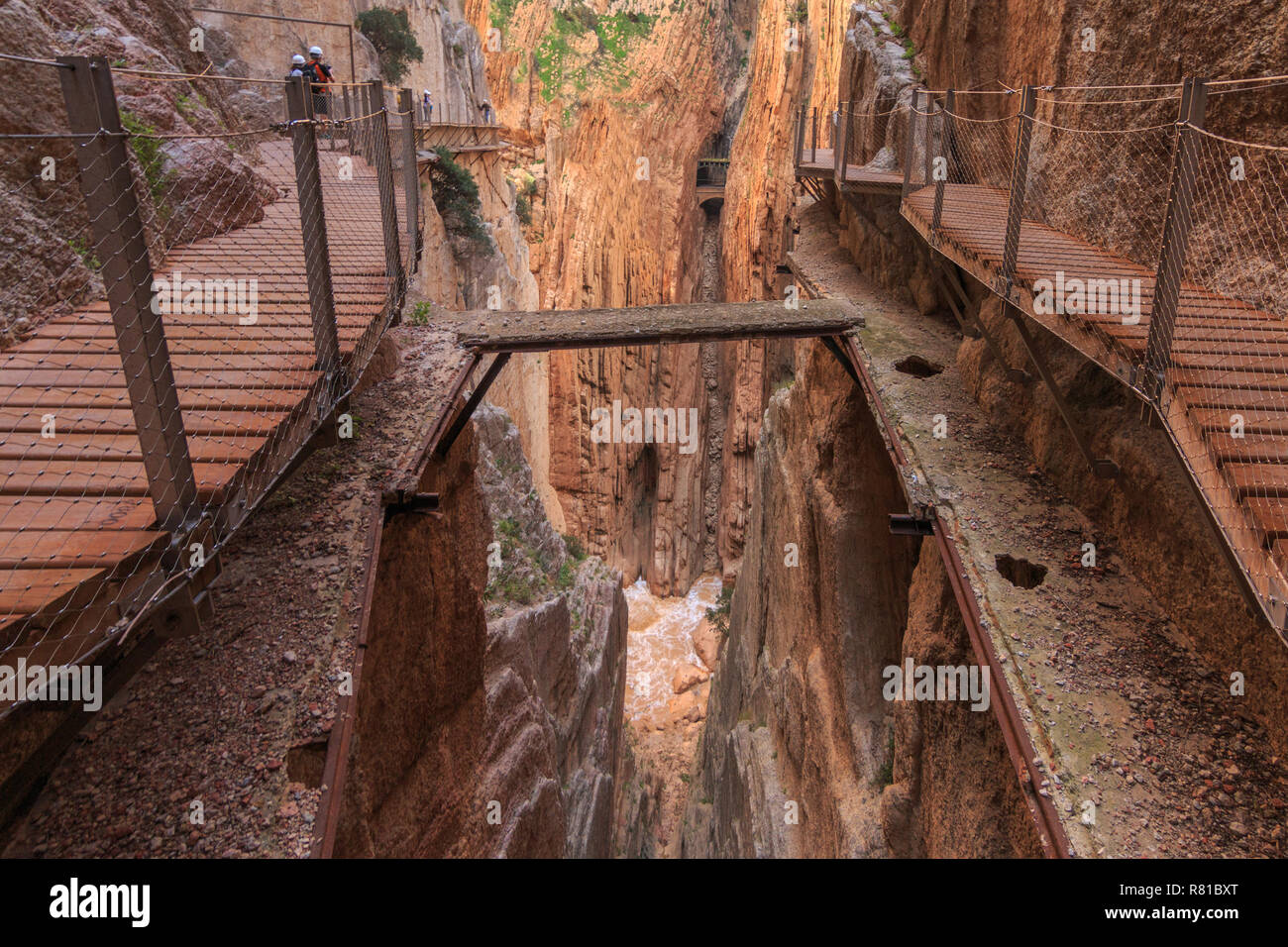 Caminito del Rey, vecchio e nuovo modo con canyon in background Foto Stock