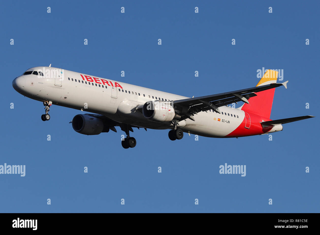 Iberia Airbus A321-200 aereo è visto l'atterraggio all'aeroporto di Londra Heathrow in Inghilterra. Il velivolo ha il nome di Mérida con configurazione di 200 sedi di economia, con registrazione CE-IJN e il suo dotato di 2 CFM motori56-5. La compagnia aerea è un aviazione oneworld alliance member e collega la capitale della Spagna Madrid a Londra. Foto Stock