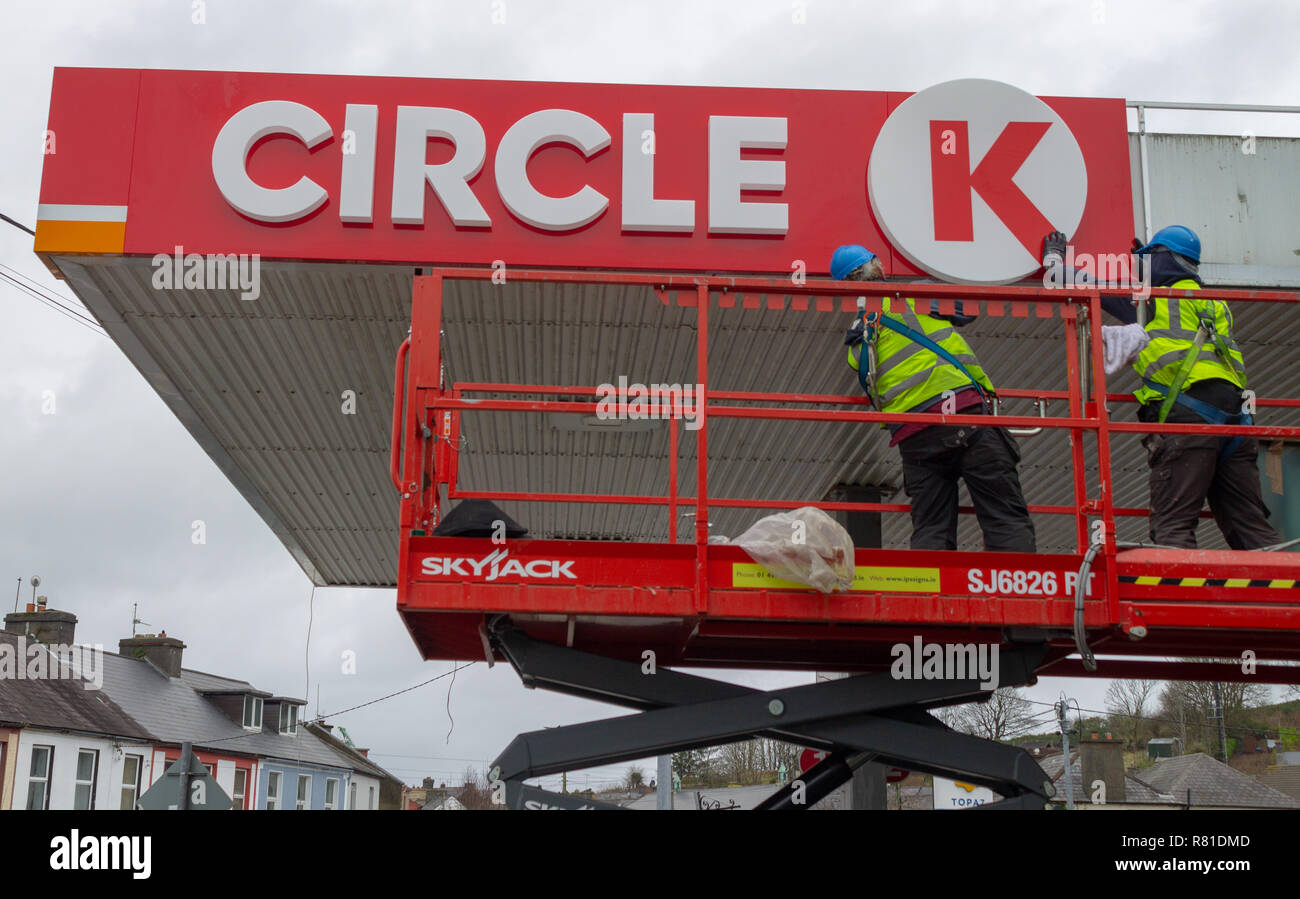 Circle K segno di franchising in fase di installazione Foto Stock