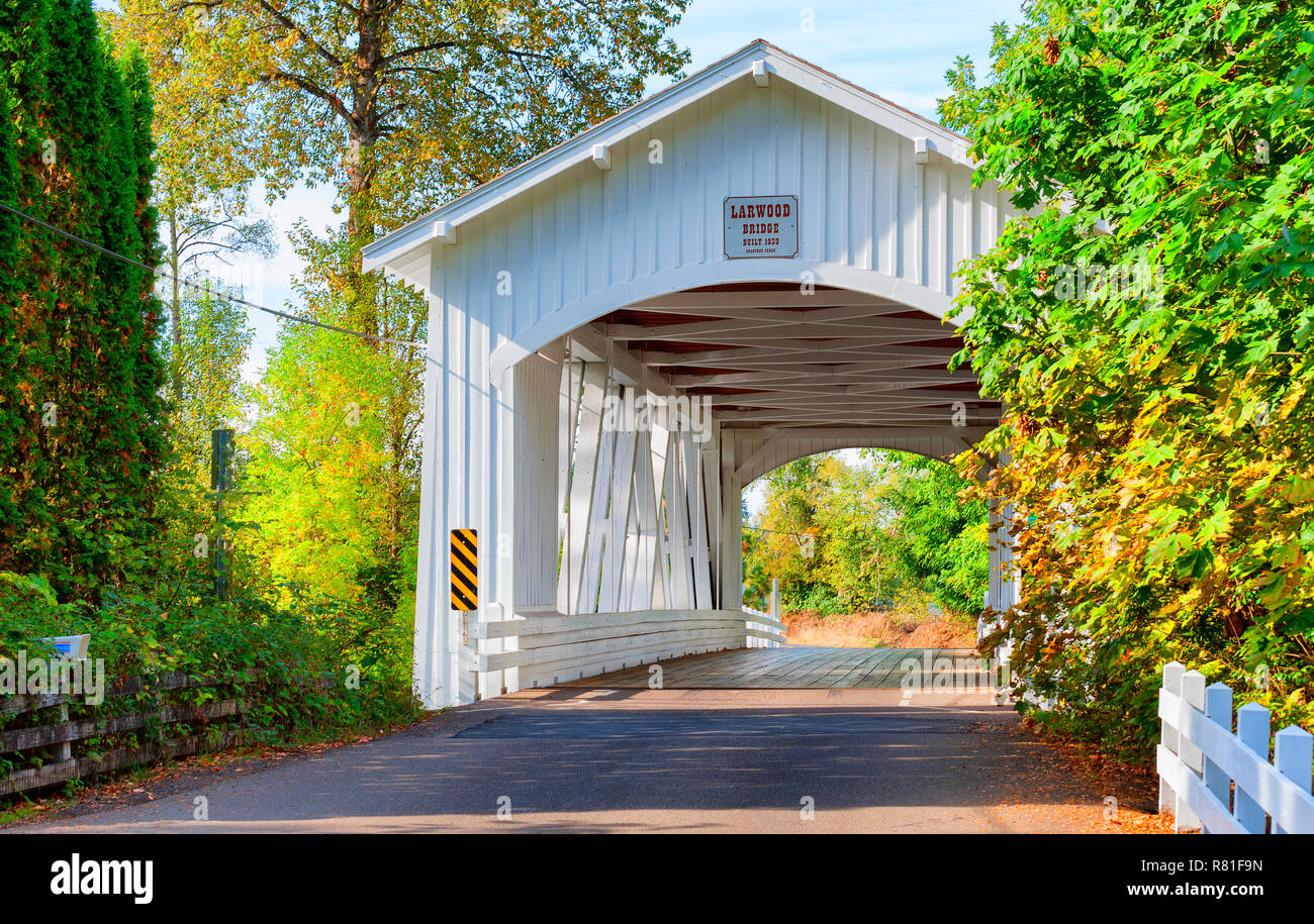 Scio, Oregon, Stati Uniti d'America - Ottobre: 6,2015 Larwood ponte coperto di croci Crabtree Creek in Oregon rurale. Costruito nel 1939 è un riparato in 2002. Foto Stock