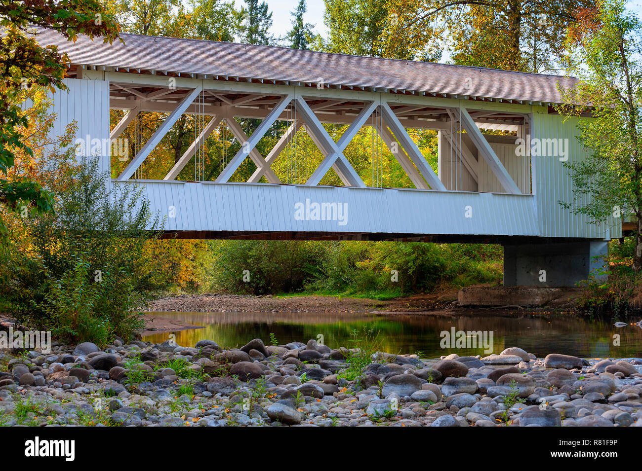 Scio, Oregon, Stati Uniti d'America - Ottobre 6,2015:Larwood ponte coperto di croci Crabtree Creek in Oregon rurale. Costruito nel 1939 è un riparato in 2002. Foto Stock