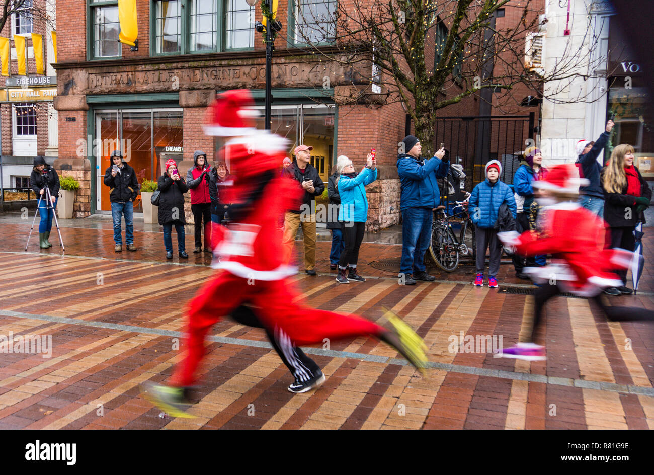 Burlington, Vermont / STATI UNITI D'AMERICA - Dicembre 2,2018: la sfocatura dei corridori vestiti da Babbo Natale in esecuzione a 5 km per la carità in città Foto Stock
