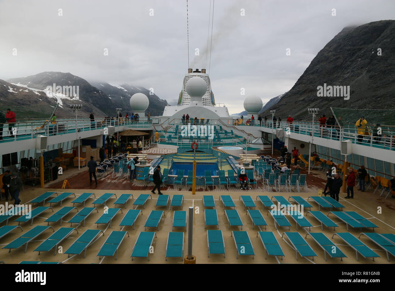 Grönland Prinz Christian Sund: Passage der AIDAcara - leeres Pooldeck Links und rechts drängen die Felswände dicht an den Sund heran. Foto Stock