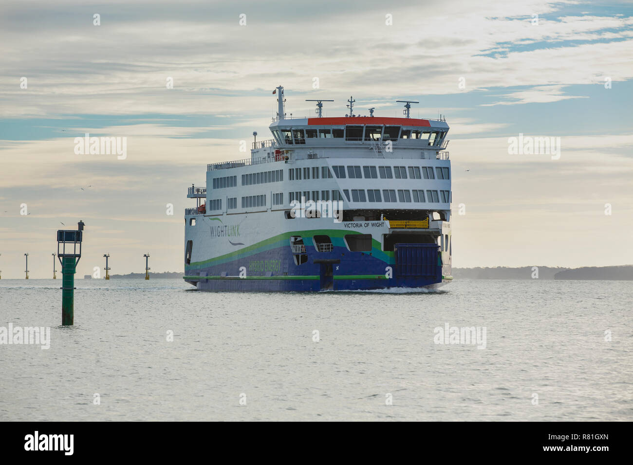 Wightlink della nuovissima traghetto per auto Victoria di Wight arrivando a Portsmouth Porto. Inaugurando una nuova generazione di rispettosa dell'ambiente navi. Foto Stock