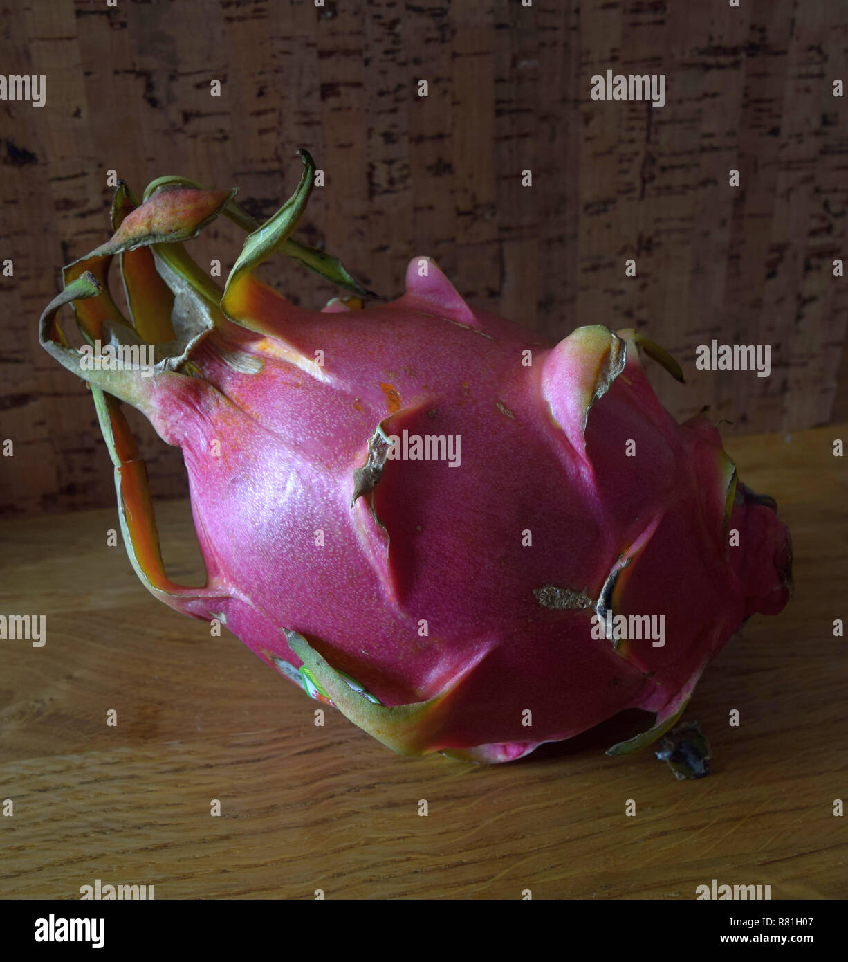 Esotica frutta drago, rosa-pelato mature pitahaya frutto anche chiamato Hylocereus undatus sul tavolo di legno Foto Stock