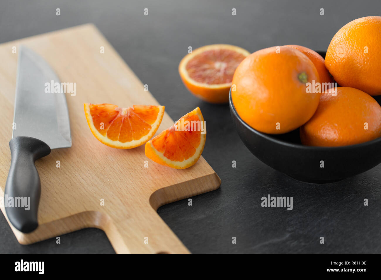 Close up di arance e il coltello sul tagliere Foto Stock