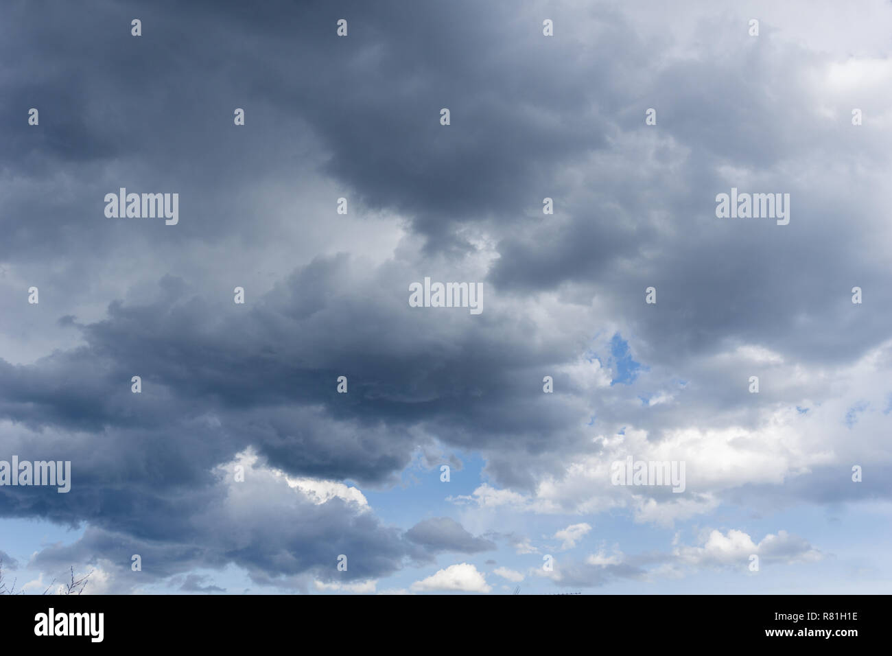 Close-up di un drammatico grandi nuvole di tempesta. Foto Stock