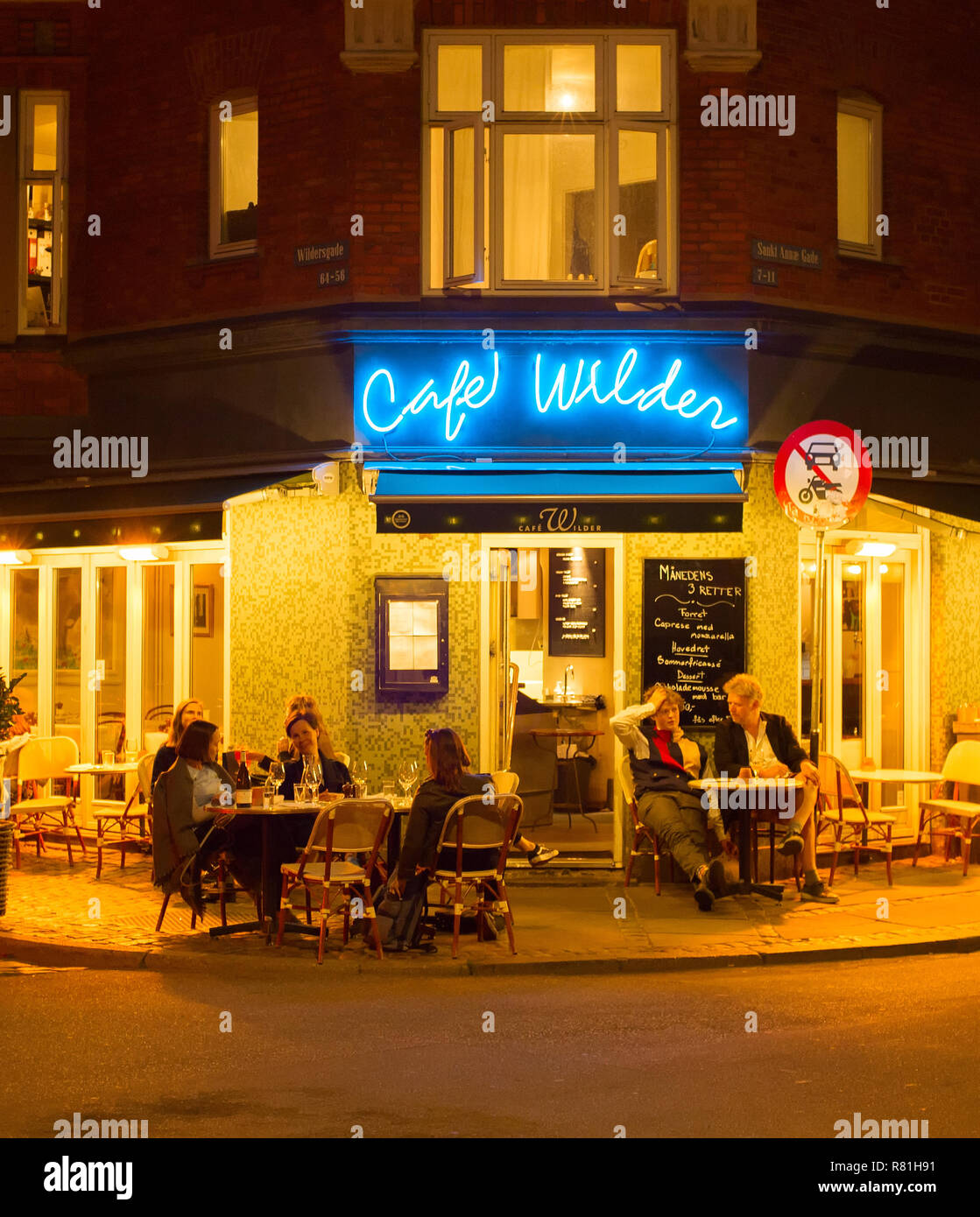 COPENHAGEN, Danimarca - 16 giugno 2018: Persone in un ristorante di strada in Copenhagen. Copenhagen è la capitale della Danimarca Foto Stock