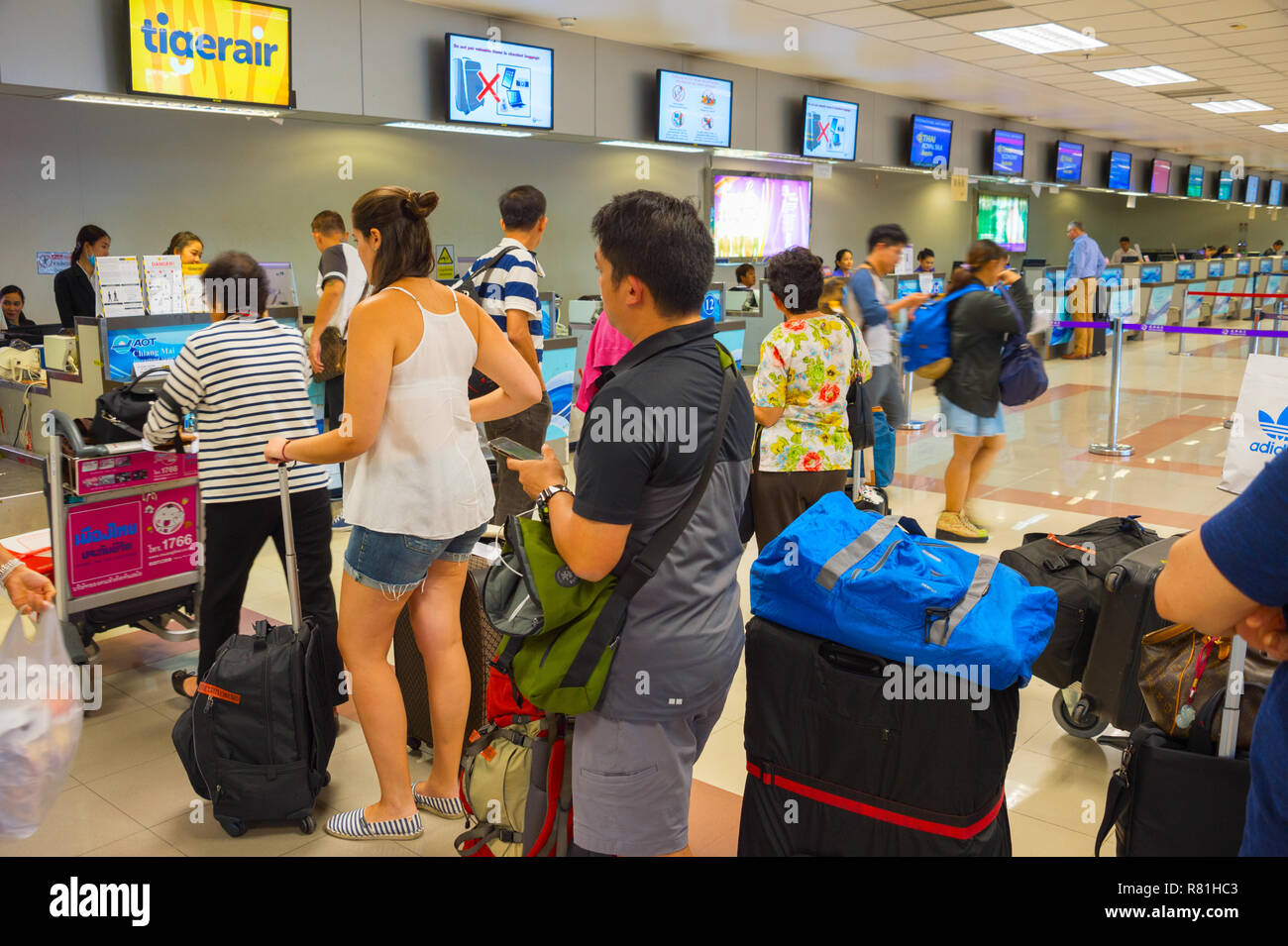 CHIANG MAI, Thailandia - Jan 12, 2017: persone in attesa in coda al banco del check-in in aeroporto. Dall'Aeroporto Internazionale di Chiang Mai è un international airp Foto Stock