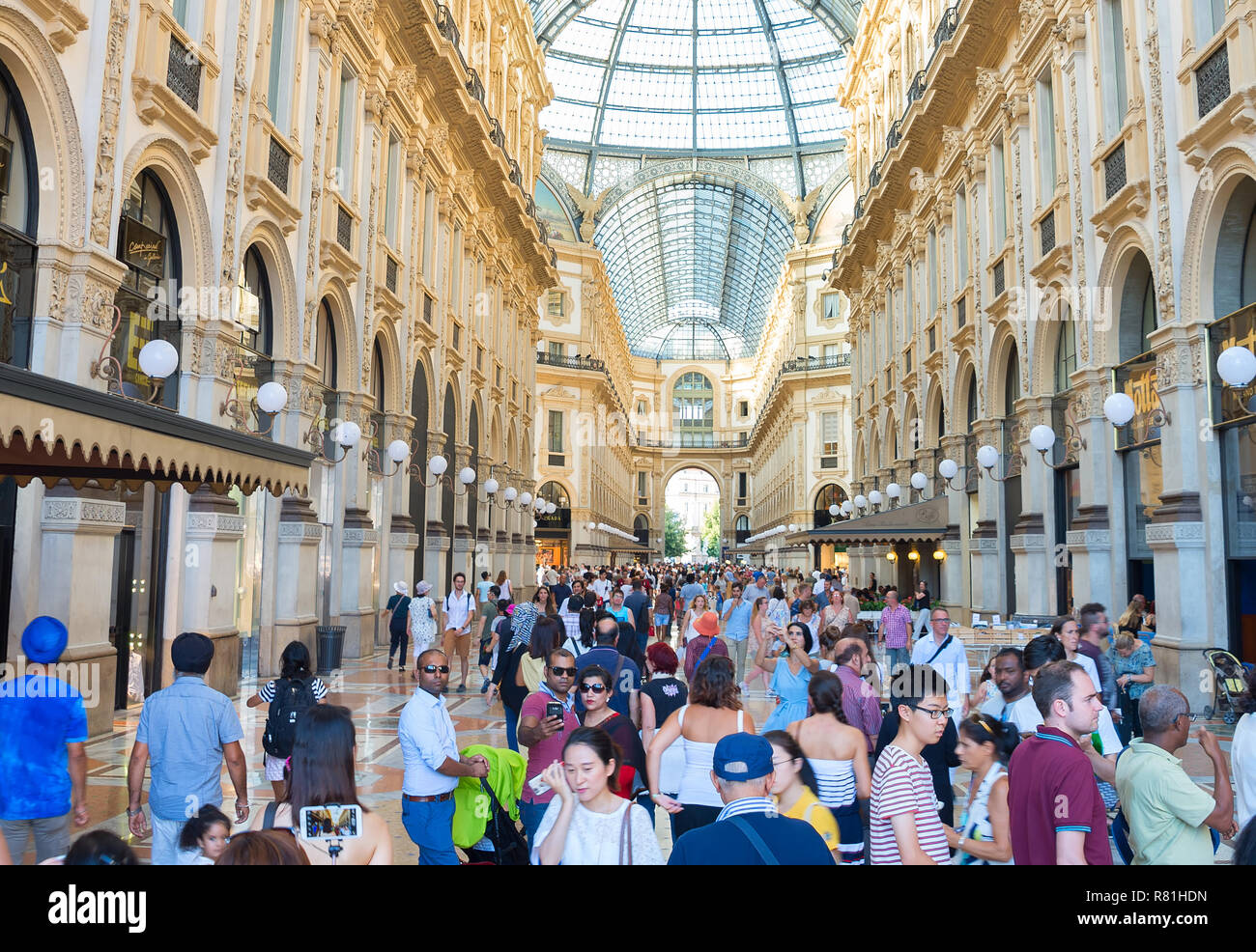 Milano, Italia - 17 agosto 2017: la gente in Galleria Vittorio Emanuele II. Galleria Vittorio Emanuele è una delle più famose per lo shopping a Milano Foto Stock
