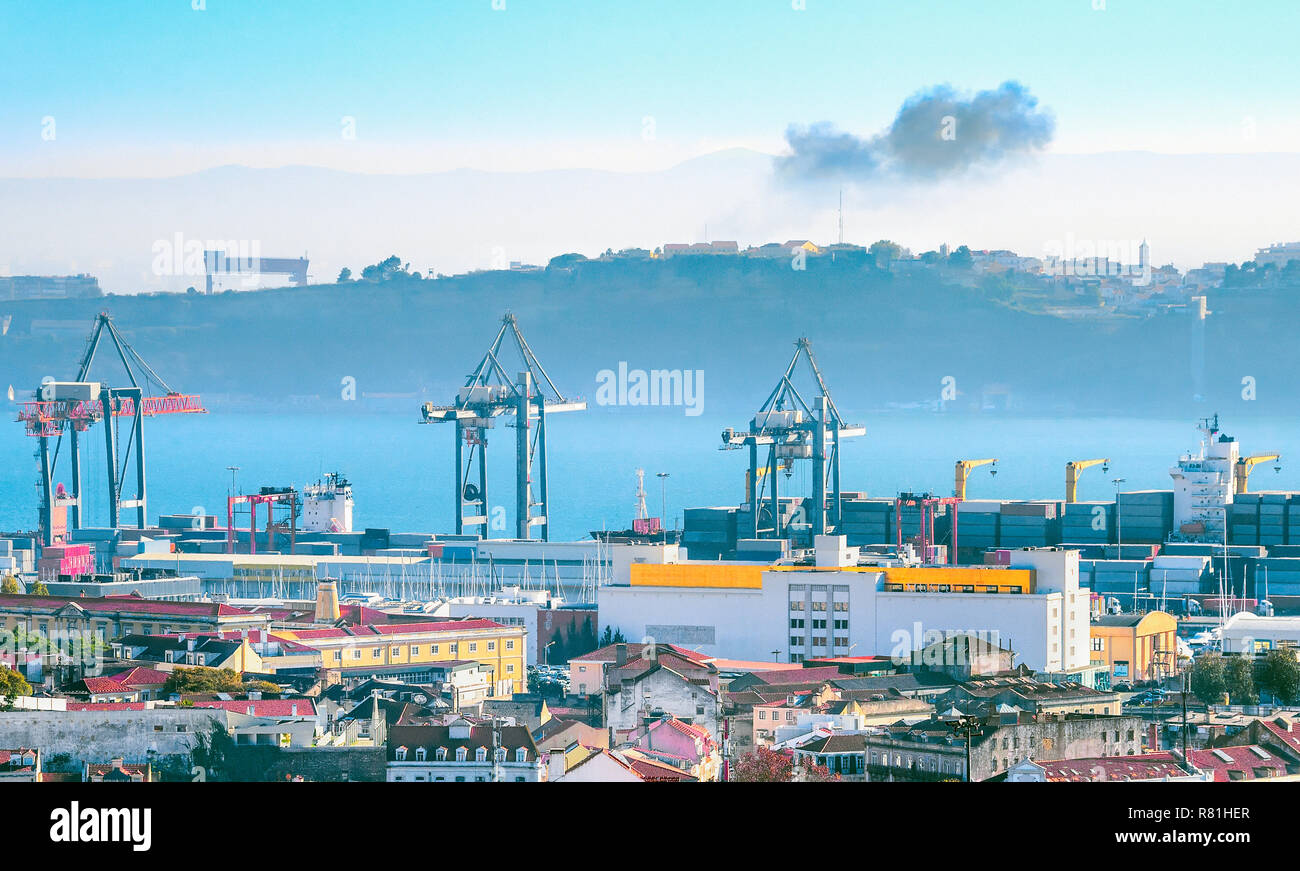 Panorama di Lisbona con il trasporto merci gru e container nel porto di fiume Tago, Foto Stock