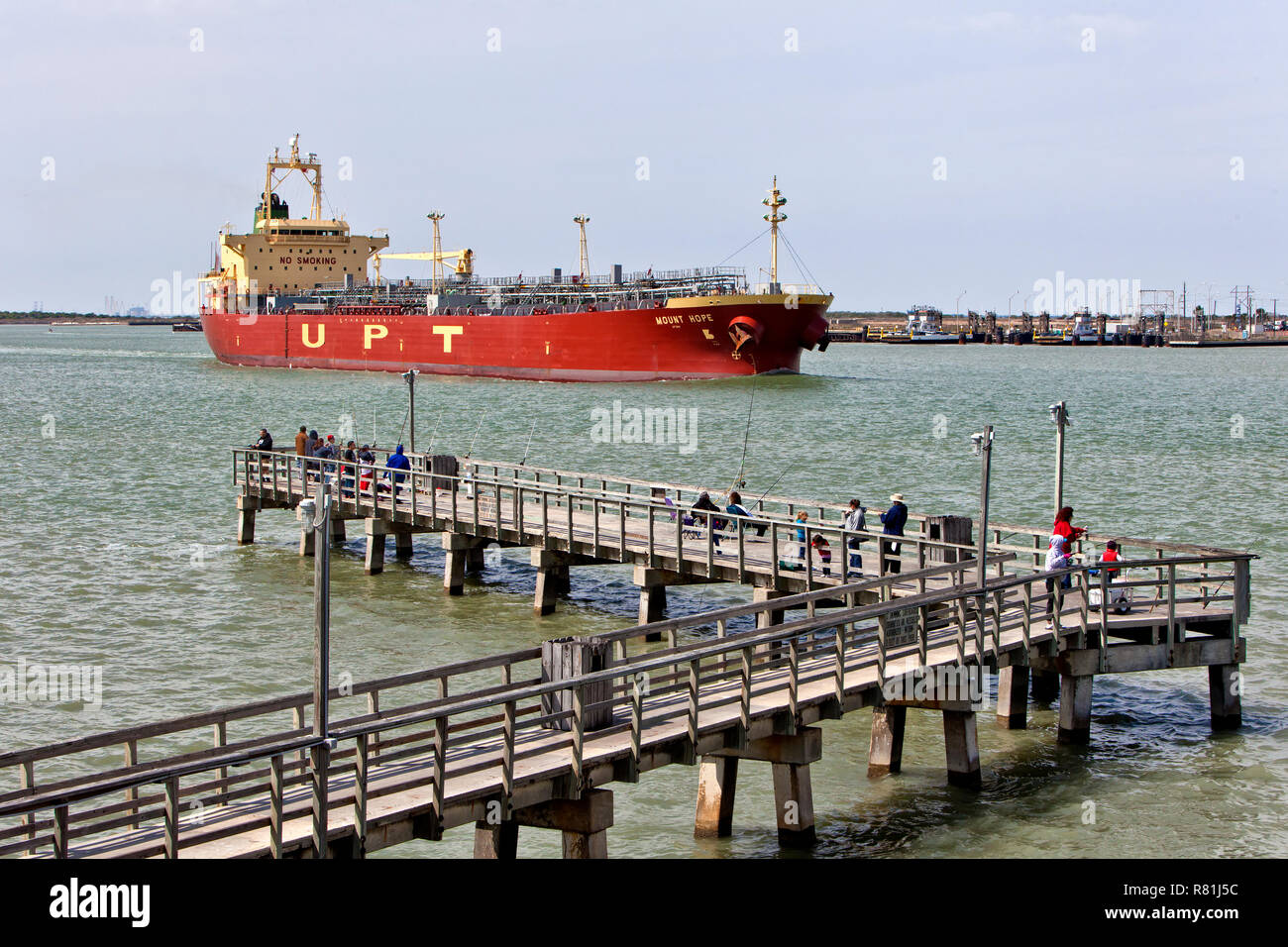 Massa liquida Tanker 'Mount di speranza", UPT la manovra del Corpus Christi canale di spedizione, passando Roberts Point Park, Port Aransas. Foto Stock